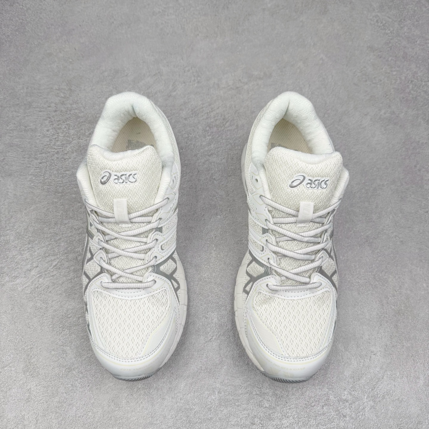 图片[2]-Asics Gel-kayano 20 亚瑟士舒适时尚低帮跑步鞋 GEL-KAYANO 20代问世于2013年以卓越的缓冲性能在长跑领域而闻名 该鞋款拥抱建筑美学 从建筑物和汽车中汲取设计灵感 富有科技感的外观造型 多功能性满足日常生活的使用需求 ASICS（亚瑟士）是日本实业家鬼冢喜八郎创立的跑鞋运动品牌，名字想法源自著名的拉丁谚语“AnimaSana In Corpore Sano”，意为“健全的精神寓于强健的体魄”。正如其名字的含义，ASICS亚瑟士一直坚信保持身体的健康与活力是打造健康快乐的生活方式的最佳途径。亚瑟士的跑鞋、篮球鞋等系列集专业与美貌于一身，拥有极高的热度。2016年，ASICS在“2016年日本最佳全球品牌”排行榜名列第17名。尺码：36 37 37.5 38 39 39.5 40 40.5 41.5 42 42.5 43.5 44 45-选品中心