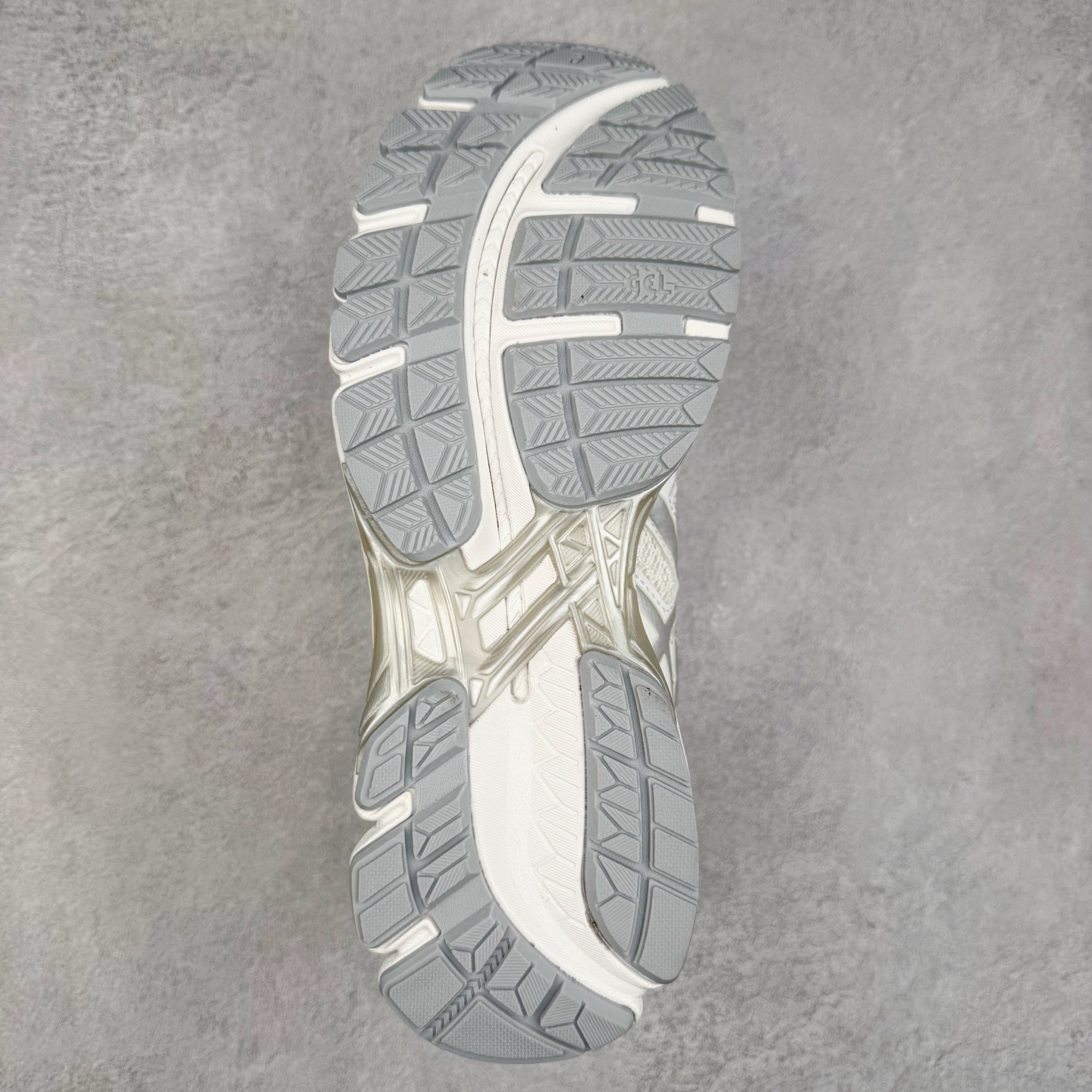 图片[9]-Asics Gel-kayano 20 亚瑟士舒适时尚低帮跑步鞋 GEL-KAYANO 20代问世于2013年以卓越的缓冲性能在长跑领域而闻名 该鞋款拥抱建筑美学 从建筑物和汽车中汲取设计灵感 富有科技感的外观造型 多功能性满足日常生活的使用需求 ASICS（亚瑟士）是日本实业家鬼冢喜八郎创立的跑鞋运动品牌，名字想法源自著名的拉丁谚语“AnimaSana In Corpore Sano”，意为“健全的精神寓于强健的体魄”。正如其名字的含义，ASICS亚瑟士一直坚信保持身体的健康与活力是打造健康快乐的生活方式的最佳途径。亚瑟士的跑鞋、篮球鞋等系列集专业与美貌于一身，拥有极高的热度。2016年，ASICS在“2016年日本最佳全球品牌”排行榜名列第17名。尺码：36 37 37.5 38 39 39.5 40 40.5 41.5 42 42.5 43.5 44 45-选品中心