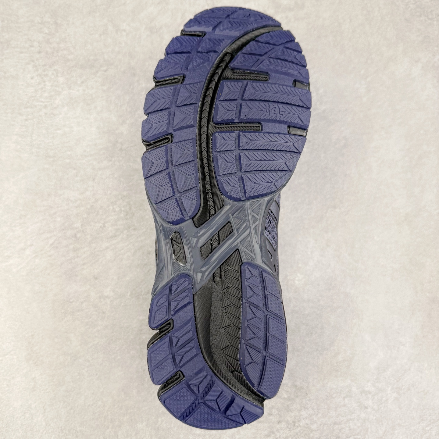 图片[9]-Asics Gel-kayano 20 亚瑟士舒适时尚低帮跑步鞋 GEL-KAYANO 20代问世于2013年以卓越的缓冲性能在长跑领域而闻名 该鞋款拥抱建筑美学 从建筑物和汽车中汲取设计灵感 富有科技感的外观造型 多功能性满足日常生活的使用需求 ASICS（亚瑟士）是日本实业家鬼冢喜八郎创立的跑鞋运动品牌，名字想法源自著名的拉丁谚语“AnimaSana In Corpore Sano”，意为“健全的精神寓于强健的体魄”。正如其名字的含义，ASICS亚瑟士一直坚信保持身体的健康与活力是打造健康快乐的生活方式的最佳途径。亚瑟士的跑鞋、篮球鞋等系列集专业与美貌于一身，拥有极高的热度。2016年，ASICS在“2016年日本最佳全球品牌”排行榜名列第17名。尺码：36 37 37.5 38 39 39.5 40 40.5 41.5 42 42.5 43.5 44 45-选品中心