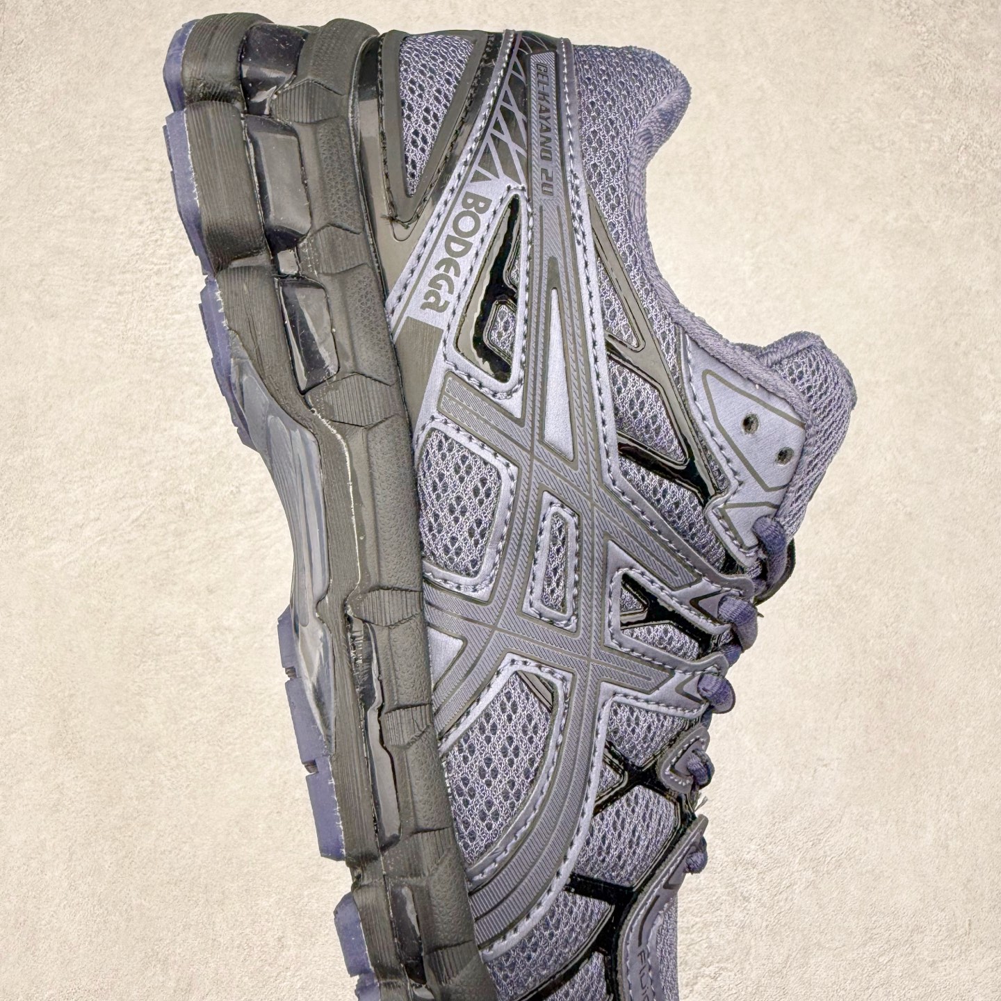 图片[6]-Asics Gel-kayano 20 亚瑟士舒适时尚低帮跑步鞋 GEL-KAYANO 20代问世于2013年以卓越的缓冲性能在长跑领域而闻名 该鞋款拥抱建筑美学 从建筑物和汽车中汲取设计灵感 富有科技感的外观造型 多功能性满足日常生活的使用需求 ASICS（亚瑟士）是日本实业家鬼冢喜八郎创立的跑鞋运动品牌，名字想法源自著名的拉丁谚语“AnimaSana In Corpore Sano”，意为“健全的精神寓于强健的体魄”。正如其名字的含义，ASICS亚瑟士一直坚信保持身体的健康与活力是打造健康快乐的生活方式的最佳途径。亚瑟士的跑鞋、篮球鞋等系列集专业与美貌于一身，拥有极高的热度。2016年，ASICS在“2016年日本最佳全球品牌”排行榜名列第17名。尺码：36 37 37.5 38 39 39.5 40 40.5 41.5 42 42.5 43.5 44 45-选品中心