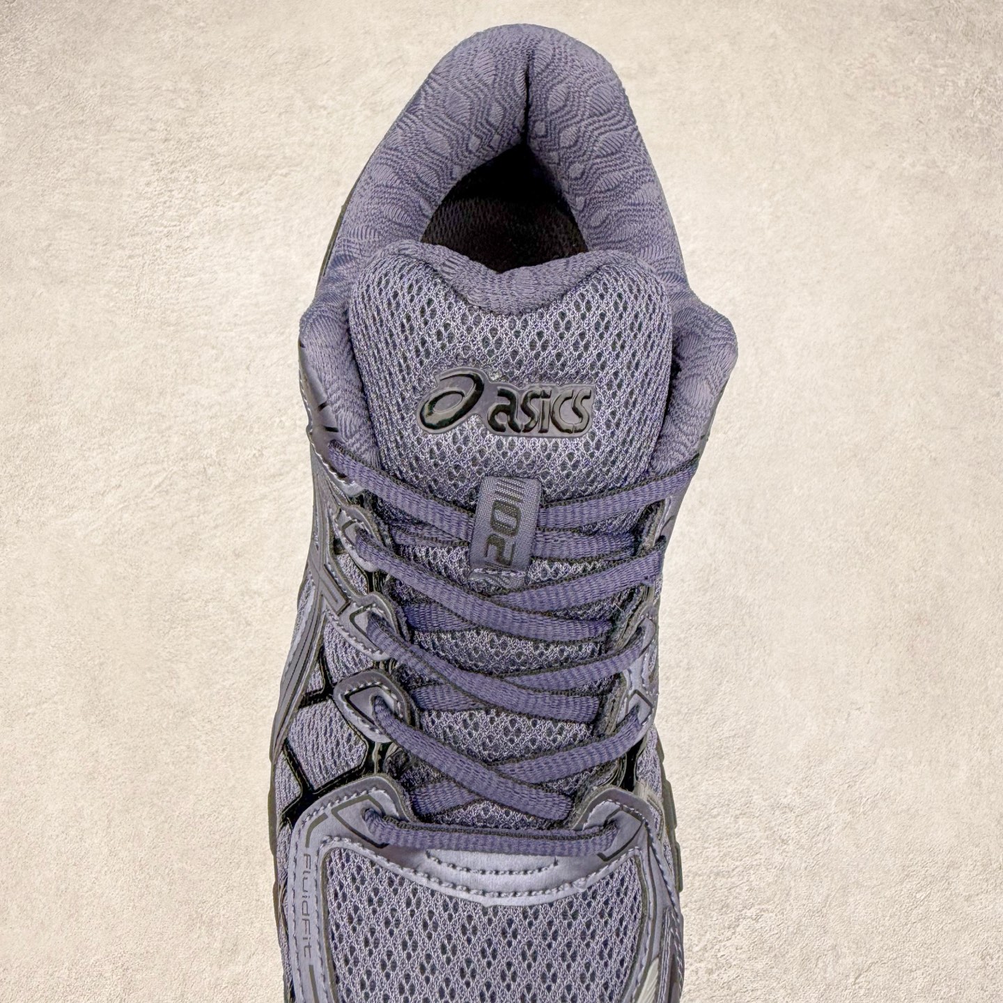 图片[5]-Asics Gel-kayano 20 亚瑟士舒适时尚低帮跑步鞋 GEL-KAYANO 20代问世于2013年以卓越的缓冲性能在长跑领域而闻名 该鞋款拥抱建筑美学 从建筑物和汽车中汲取设计灵感 富有科技感的外观造型 多功能性满足日常生活的使用需求 ASICS（亚瑟士）是日本实业家鬼冢喜八郎创立的跑鞋运动品牌，名字想法源自著名的拉丁谚语“AnimaSana In Corpore Sano”，意为“健全的精神寓于强健的体魄”。正如其名字的含义，ASICS亚瑟士一直坚信保持身体的健康与活力是打造健康快乐的生活方式的最佳途径。亚瑟士的跑鞋、篮球鞋等系列集专业与美貌于一身，拥有极高的热度。2016年，ASICS在“2016年日本最佳全球品牌”排行榜名列第17名。尺码：36 37 37.5 38 39 39.5 40 40.5 41.5 42 42.5 43.5 44 45-选品中心