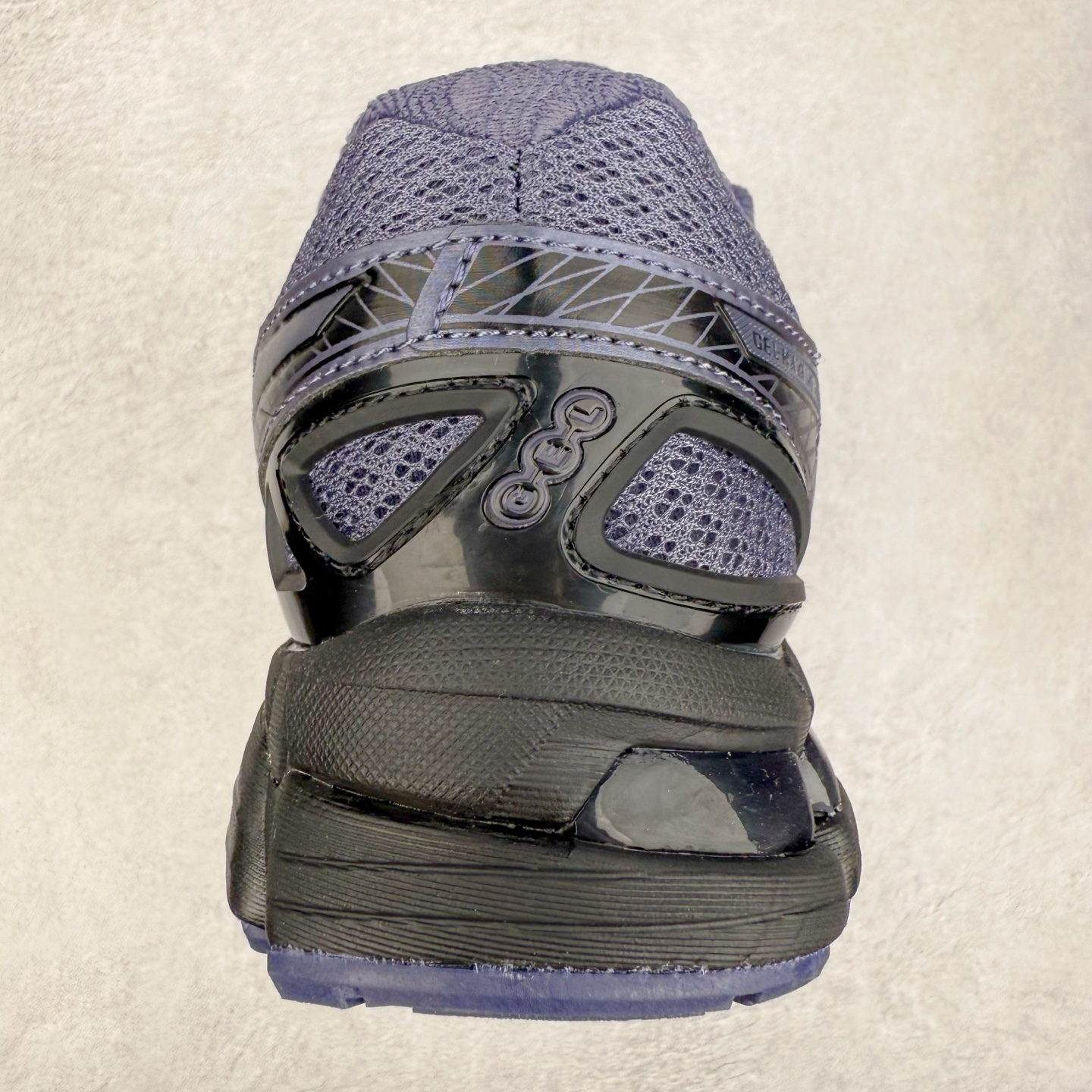 图片[8]-Asics Gel-kayano 20 亚瑟士舒适时尚低帮跑步鞋 GEL-KAYANO 20代问世于2013年以卓越的缓冲性能在长跑领域而闻名 该鞋款拥抱建筑美学 从建筑物和汽车中汲取设计灵感 富有科技感的外观造型 多功能性满足日常生活的使用需求 ASICS（亚瑟士）是日本实业家鬼冢喜八郎创立的跑鞋运动品牌，名字想法源自著名的拉丁谚语“AnimaSana In Corpore Sano”，意为“健全的精神寓于强健的体魄”。正如其名字的含义，ASICS亚瑟士一直坚信保持身体的健康与活力是打造健康快乐的生活方式的最佳途径。亚瑟士的跑鞋、篮球鞋等系列集专业与美貌于一身，拥有极高的热度。2016年，ASICS在“2016年日本最佳全球品牌”排行榜名列第17名。尺码：36 37 37.5 38 39 39.5 40 40.5 41.5 42 42.5 43.5 44 45-选品中心