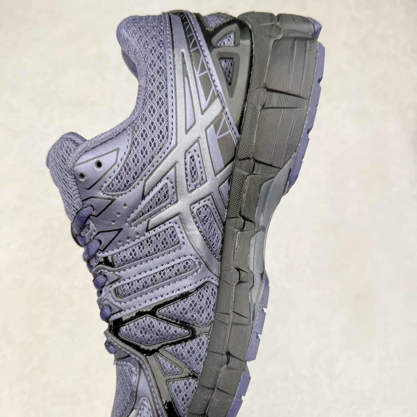 图片[7]-Asics Gel-kayano 20 亚瑟士舒适时尚低帮跑步鞋 GEL-KAYANO 20代问世于2013年以卓越的缓冲性能在长跑领域而闻名 该鞋款拥抱建筑美学 从建筑物和汽车中汲取设计灵感 富有科技感的外观造型 多功能性满足日常生活的使用需求 ASICS（亚瑟士）是日本实业家鬼冢喜八郎创立的跑鞋运动品牌，名字想法源自著名的拉丁谚语“AnimaSana In Corpore Sano”，意为“健全的精神寓于强健的体魄”。正如其名字的含义，ASICS亚瑟士一直坚信保持身体的健康与活力是打造健康快乐的生活方式的最佳途径。亚瑟士的跑鞋、篮球鞋等系列集专业与美貌于一身，拥有极高的热度。2016年，ASICS在“2016年日本最佳全球品牌”排行榜名列第17名。尺码：36 37 37.5 38 39 39.5 40 40.5 41.5 42 42.5 43.5 44 45-选品中心