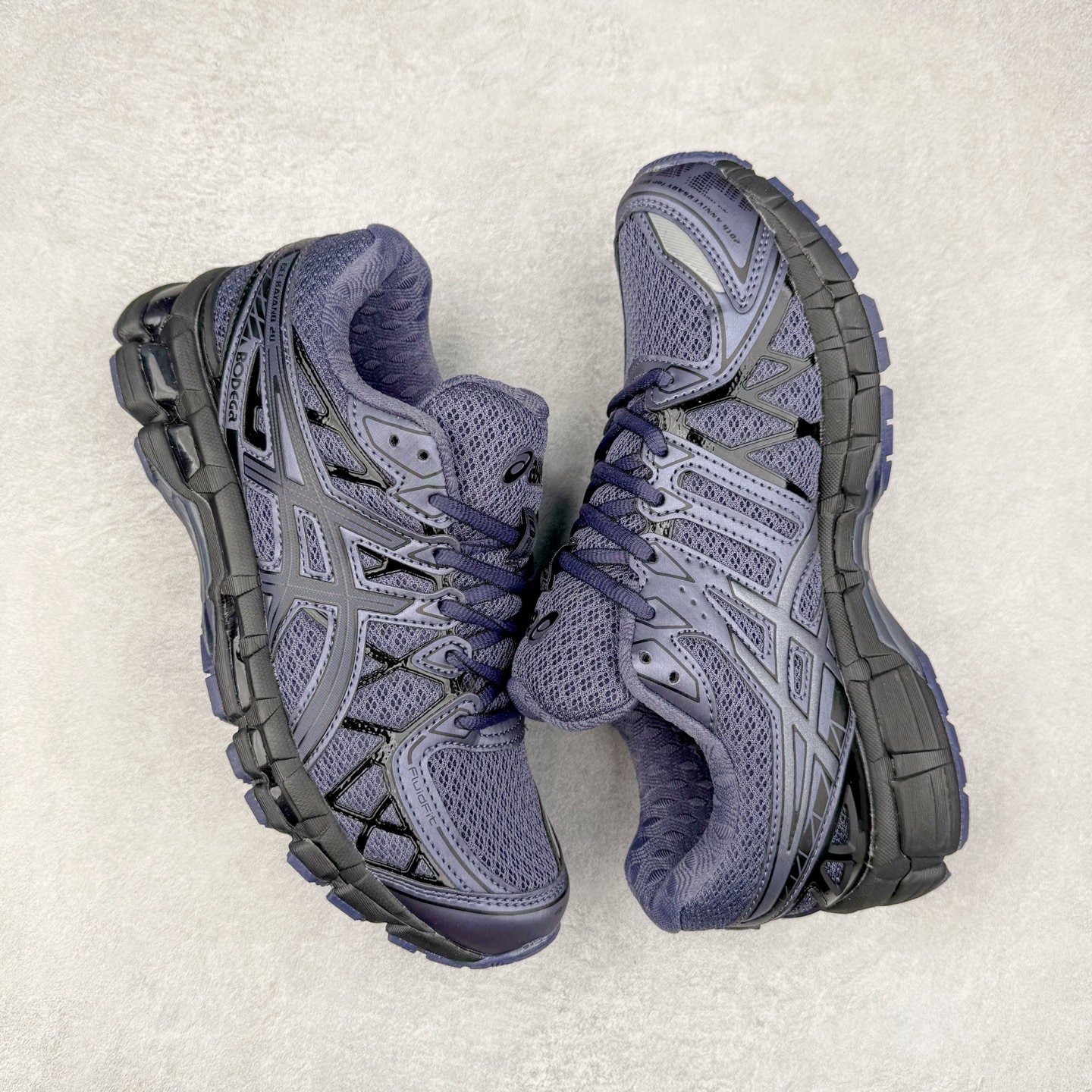 图片[3]-Asics Gel-kayano 20 亚瑟士舒适时尚低帮跑步鞋 GEL-KAYANO 20代问世于2013年以卓越的缓冲性能在长跑领域而闻名 该鞋款拥抱建筑美学 从建筑物和汽车中汲取设计灵感 富有科技感的外观造型 多功能性满足日常生活的使用需求 ASICS（亚瑟士）是日本实业家鬼冢喜八郎创立的跑鞋运动品牌，名字想法源自著名的拉丁谚语“AnimaSana In Corpore Sano”，意为“健全的精神寓于强健的体魄”。正如其名字的含义，ASICS亚瑟士一直坚信保持身体的健康与活力是打造健康快乐的生活方式的最佳途径。亚瑟士的跑鞋、篮球鞋等系列集专业与美貌于一身，拥有极高的热度。2016年，ASICS在“2016年日本最佳全球品牌”排行榜名列第17名。尺码：36 37 37.5 38 39 39.5 40 40.5 41.5 42 42.5 43.5 44 45-选品中心