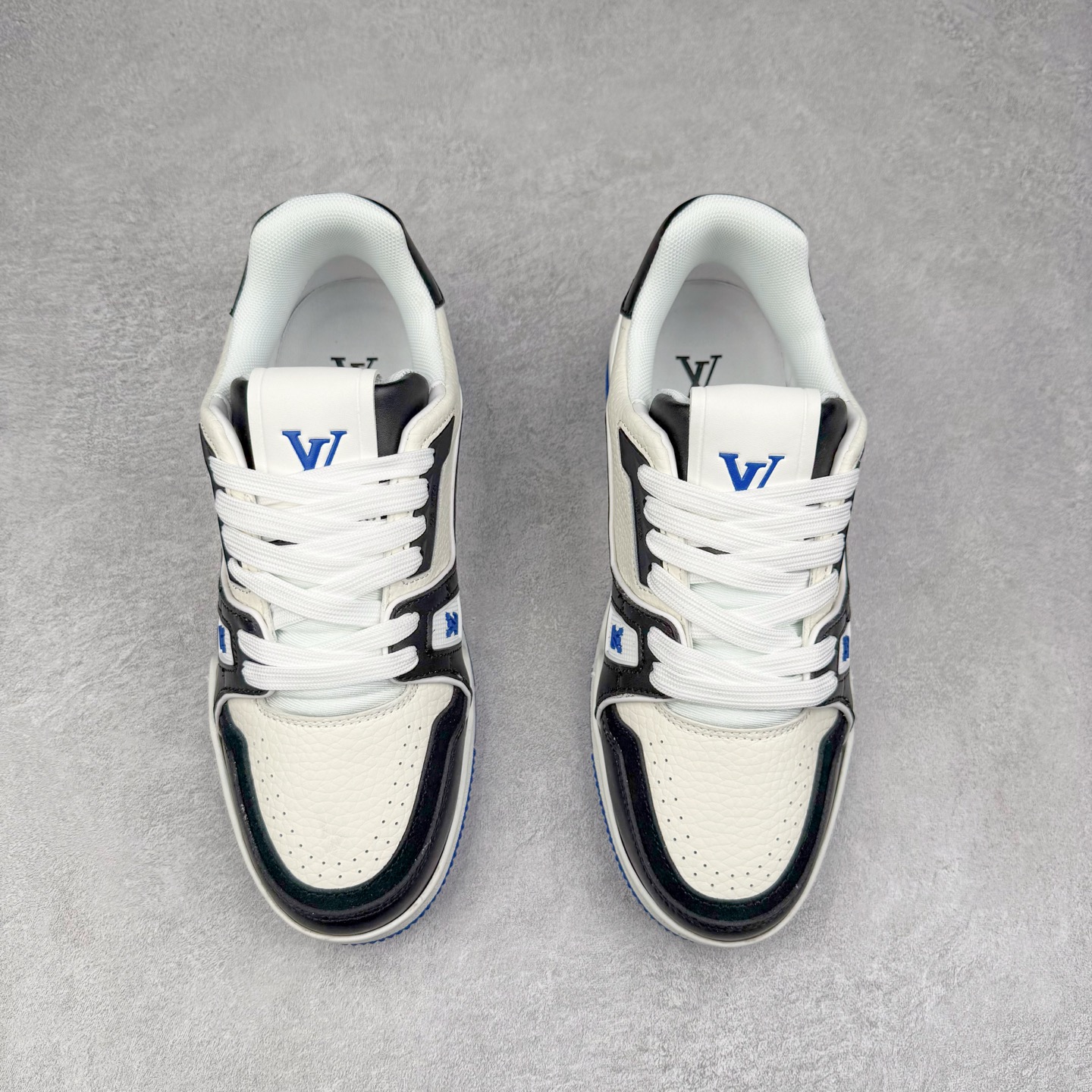 图片[2]-＃TG Louis Vuitton Trainer lv时装走秀运动鞋板鞋 纯白 老外外贸私人订单 口碑实力大厂出品 出货即市场巅峰 全套原纸板楦头开发 原汁原味 完美呈现版型 原数据独家私模大底 超高清洁度 极限压缩成本 超级跑量款式 全套原楦原纸版原鞋开模 独家磨具开发男女鞋 全网最具灵魂的版型 正确原装黄色鞋盒 正确中底印花 鞋面印花3D高频深度立体 全鞋电脑针车 紧密相连 针距密度一致 环保乳胶注塑鞋垫 厚度脚感还原原版 皮面裁剪部位 统一油边封口工艺 原装橡胶大底含胶量大底组合零偏差 专柜全套包装 防尘袋 说明书 质保卡 尺码：35 36 37 38 39 40 41 42 43 44 45-选品中心