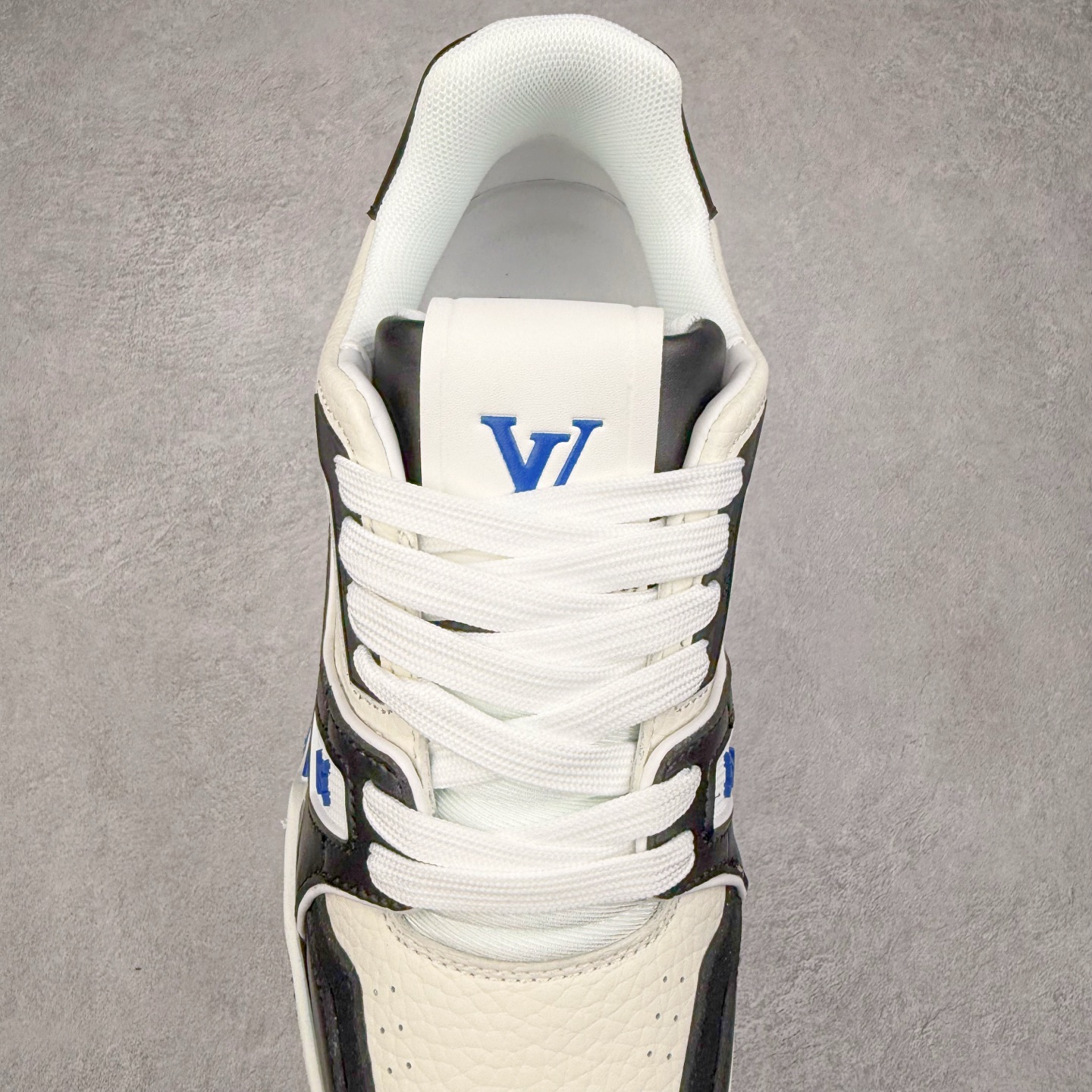 图片[5]-＃TG Louis Vuitton Trainer lv时装走秀运动鞋板鞋 纯白 老外外贸私人订单 口碑实力大厂出品 出货即市场巅峰 全套原纸板楦头开发 原汁原味 完美呈现版型 原数据独家私模大底 超高清洁度 极限压缩成本 超级跑量款式 全套原楦原纸版原鞋开模 独家磨具开发男女鞋 全网最具灵魂的版型 正确原装黄色鞋盒 正确中底印花 鞋面印花3D高频深度立体 全鞋电脑针车 紧密相连 针距密度一致 环保乳胶注塑鞋垫 厚度脚感还原原版 皮面裁剪部位 统一油边封口工艺 原装橡胶大底含胶量大底组合零偏差 专柜全套包装 防尘袋 说明书 质保卡 尺码：35 36 37 38 39 40 41 42 43 44 45-选品中心