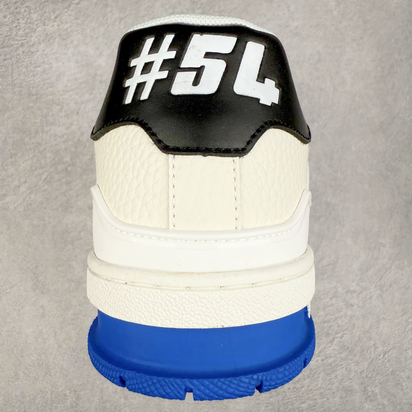 图片[8]-＃TG Louis Vuitton Trainer lv时装走秀运动鞋板鞋 纯白 老外外贸私人订单 口碑实力大厂出品 出货即市场巅峰 全套原纸板楦头开发 原汁原味 完美呈现版型 原数据独家私模大底 超高清洁度 极限压缩成本 超级跑量款式 全套原楦原纸版原鞋开模 独家磨具开发男女鞋 全网最具灵魂的版型 正确原装黄色鞋盒 正确中底印花 鞋面印花3D高频深度立体 全鞋电脑针车 紧密相连 针距密度一致 环保乳胶注塑鞋垫 厚度脚感还原原版 皮面裁剪部位 统一油边封口工艺 原装橡胶大底含胶量大底组合零偏差 专柜全套包装 防尘袋 说明书 质保卡 尺码：35 36 37 38 39 40 41 42 43 44 45-选品中心