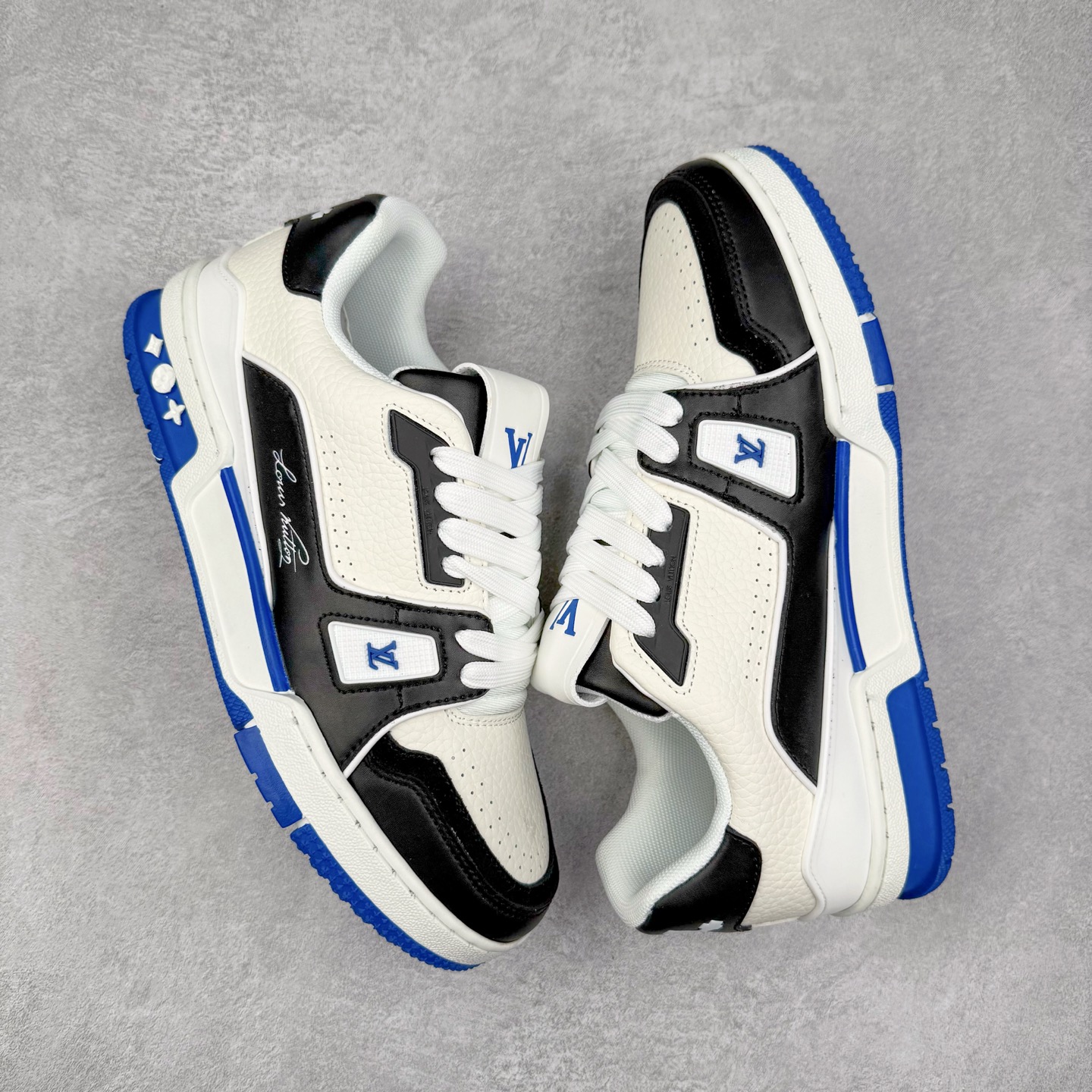 图片[3]-＃TG Louis Vuitton Trainer lv时装走秀运动鞋板鞋 纯白 老外外贸私人订单 口碑实力大厂出品 出货即市场巅峰 全套原纸板楦头开发 原汁原味 完美呈现版型 原数据独家私模大底 超高清洁度 极限压缩成本 超级跑量款式 全套原楦原纸版原鞋开模 独家磨具开发男女鞋 全网最具灵魂的版型 正确原装黄色鞋盒 正确中底印花 鞋面印花3D高频深度立体 全鞋电脑针车 紧密相连 针距密度一致 环保乳胶注塑鞋垫 厚度脚感还原原版 皮面裁剪部位 统一油边封口工艺 原装橡胶大底含胶量大底组合零偏差 专柜全套包装 防尘袋 说明书 质保卡 尺码：35 36 37 38 39 40 41 42 43 44 45-选品中心