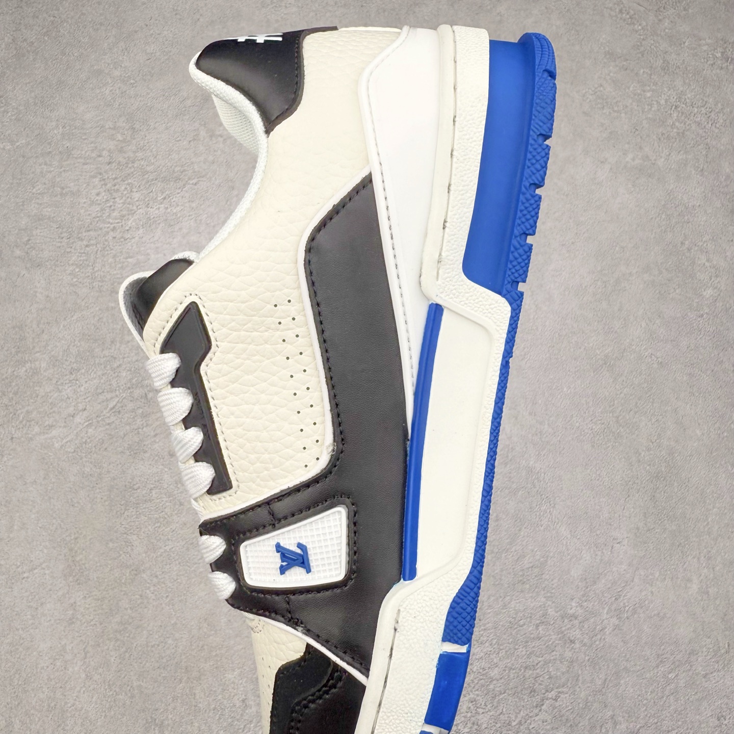 图片[7]-＃TG Louis Vuitton Trainer lv时装走秀运动鞋板鞋 纯白 老外外贸私人订单 口碑实力大厂出品 出货即市场巅峰 全套原纸板楦头开发 原汁原味 完美呈现版型 原数据独家私模大底 超高清洁度 极限压缩成本 超级跑量款式 全套原楦原纸版原鞋开模 独家磨具开发男女鞋 全网最具灵魂的版型 正确原装黄色鞋盒 正确中底印花 鞋面印花3D高频深度立体 全鞋电脑针车 紧密相连 针距密度一致 环保乳胶注塑鞋垫 厚度脚感还原原版 皮面裁剪部位 统一油边封口工艺 原装橡胶大底含胶量大底组合零偏差 专柜全套包装 防尘袋 说明书 质保卡 尺码：35 36 37 38 39 40 41 42 43 44 45-选品中心