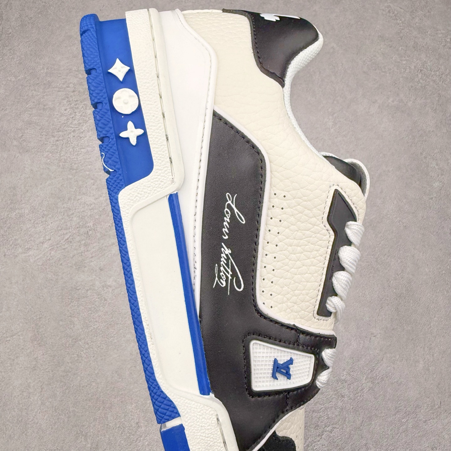 图片[6]-＃TG Louis Vuitton Trainer lv时装走秀运动鞋板鞋 纯白 老外外贸私人订单 口碑实力大厂出品 出货即市场巅峰 全套原纸板楦头开发 原汁原味 完美呈现版型 原数据独家私模大底 超高清洁度 极限压缩成本 超级跑量款式 全套原楦原纸版原鞋开模 独家磨具开发男女鞋 全网最具灵魂的版型 正确原装黄色鞋盒 正确中底印花 鞋面印花3D高频深度立体 全鞋电脑针车 紧密相连 针距密度一致 环保乳胶注塑鞋垫 厚度脚感还原原版 皮面裁剪部位 统一油边封口工艺 原装橡胶大底含胶量大底组合零偏差 专柜全套包装 防尘袋 说明书 质保卡 尺码：35 36 37 38 39 40 41 42 43 44 45-选品中心