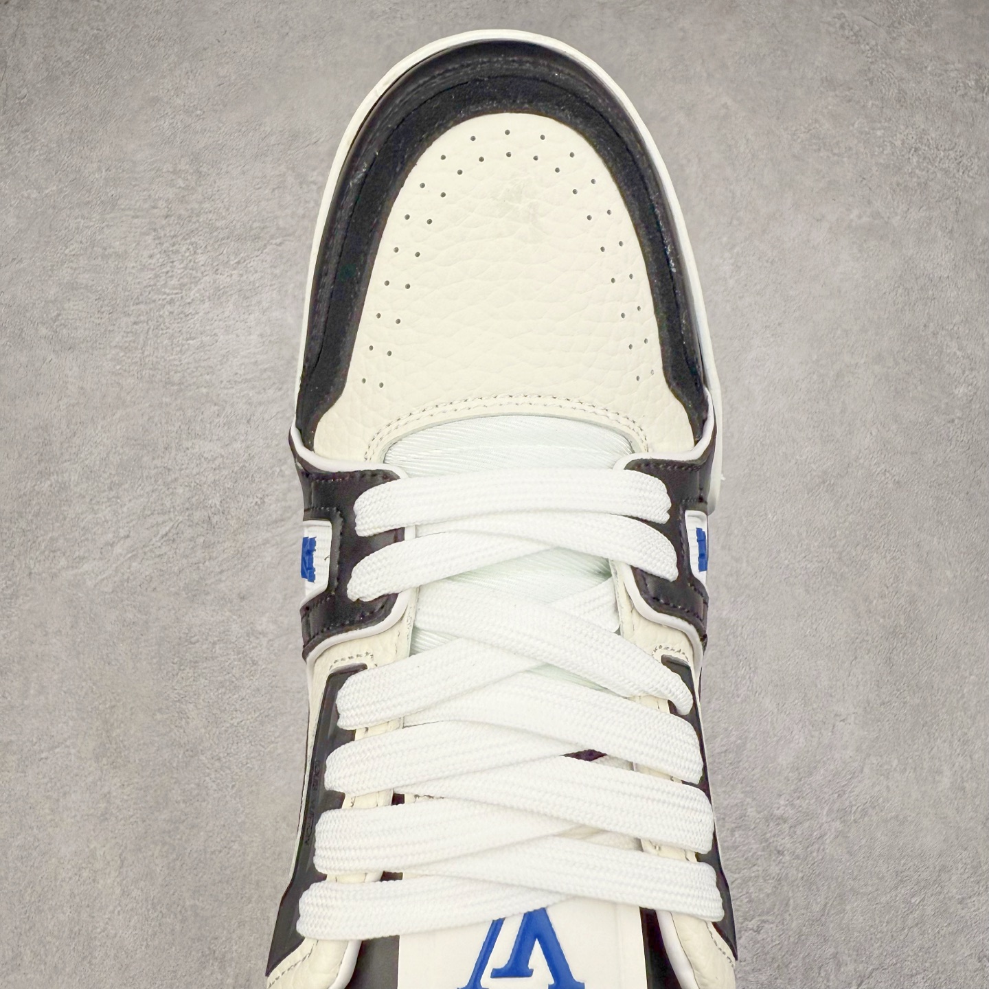 图片[4]-＃TG Louis Vuitton Trainer lv时装走秀运动鞋板鞋 纯白 老外外贸私人订单 口碑实力大厂出品 出货即市场巅峰 全套原纸板楦头开发 原汁原味 完美呈现版型 原数据独家私模大底 超高清洁度 极限压缩成本 超级跑量款式 全套原楦原纸版原鞋开模 独家磨具开发男女鞋 全网最具灵魂的版型 正确原装黄色鞋盒 正确中底印花 鞋面印花3D高频深度立体 全鞋电脑针车 紧密相连 针距密度一致 环保乳胶注塑鞋垫 厚度脚感还原原版 皮面裁剪部位 统一油边封口工艺 原装橡胶大底含胶量大底组合零偏差 专柜全套包装 防尘袋 说明书 质保卡 尺码：35 36 37 38 39 40 41 42 43 44 45-选品中心