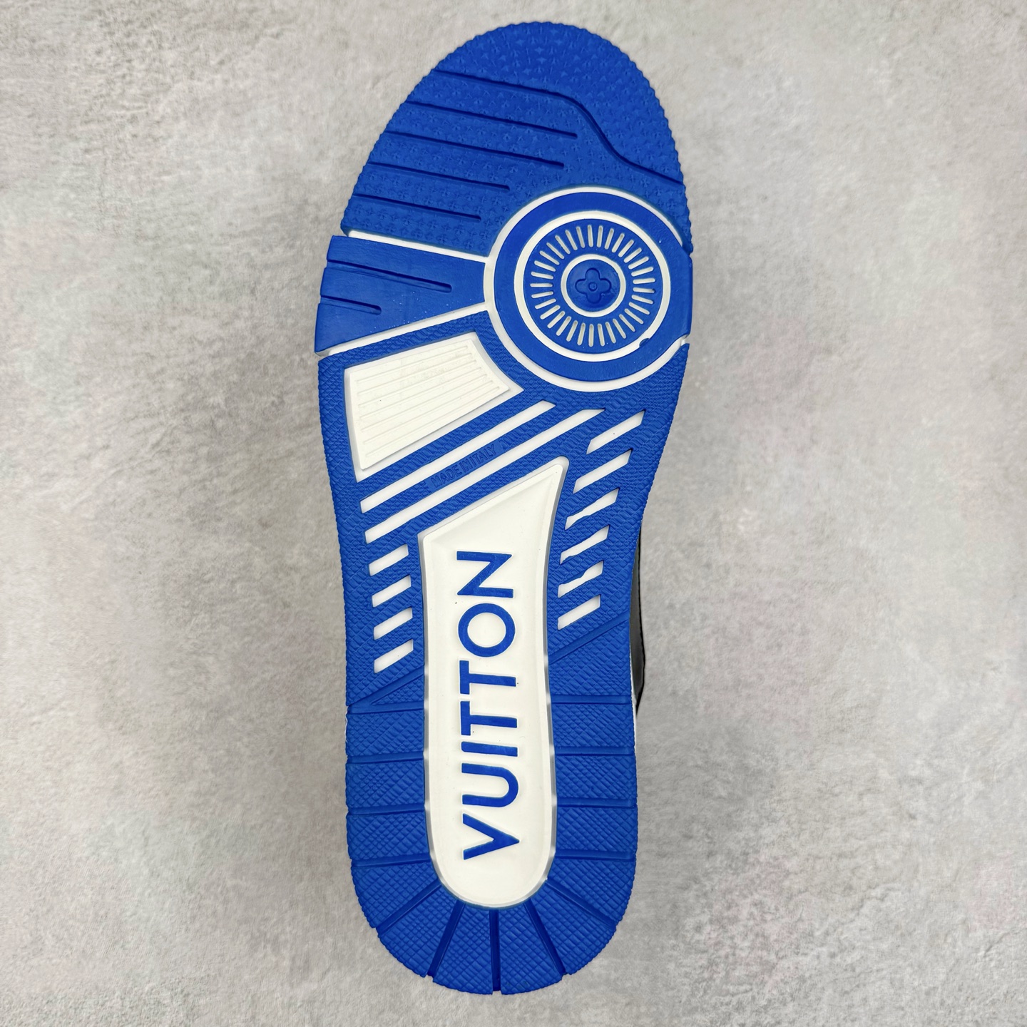 图片[9]-＃TG Louis Vuitton Trainer lv时装走秀运动鞋板鞋 纯白 老外外贸私人订单 口碑实力大厂出品 出货即市场巅峰 全套原纸板楦头开发 原汁原味 完美呈现版型 原数据独家私模大底 超高清洁度 极限压缩成本 超级跑量款式 全套原楦原纸版原鞋开模 独家磨具开发男女鞋 全网最具灵魂的版型 正确原装黄色鞋盒 正确中底印花 鞋面印花3D高频深度立体 全鞋电脑针车 紧密相连 针距密度一致 环保乳胶注塑鞋垫 厚度脚感还原原版 皮面裁剪部位 统一油边封口工艺 原装橡胶大底含胶量大底组合零偏差 专柜全套包装 防尘袋 说明书 质保卡 尺码：35 36 37 38 39 40 41 42 43 44 45-选品中心