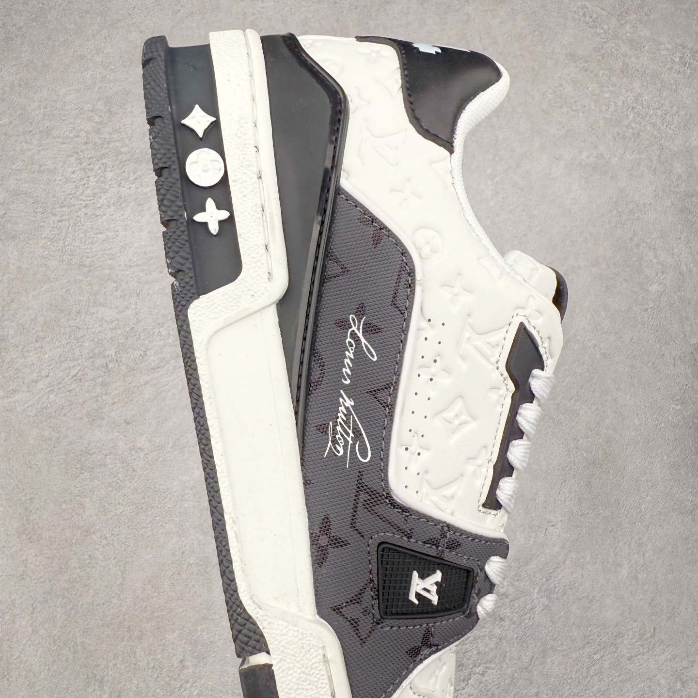 图片[6]-＃TG Louis Vuitton Trainer lv时装走秀运动鞋板鞋 纯白 老外外贸私人订单 口碑实力大厂出品 出货即市场巅峰 全套原纸板楦头开发 原汁原味 完美呈现版型 原数据独家私模大底 超高清洁度 极限压缩成本 超级跑量款式 全套原楦原纸版原鞋开模 独家磨具开发男女鞋 全网最具灵魂的版型 正确原装黄色鞋盒 正确中底印花 鞋面印花3D高频深度立体 全鞋电脑针车 紧密相连 针距密度一致 环保乳胶注塑鞋垫 厚度脚感还原原版 皮面裁剪部位 统一油边封口工艺 原装橡胶大底含胶量大底组合零偏差 专柜全套包装 防尘袋 说明书 质保卡 尺码：35 36 37 38 39 40 41 42 43 44 45-选品中心