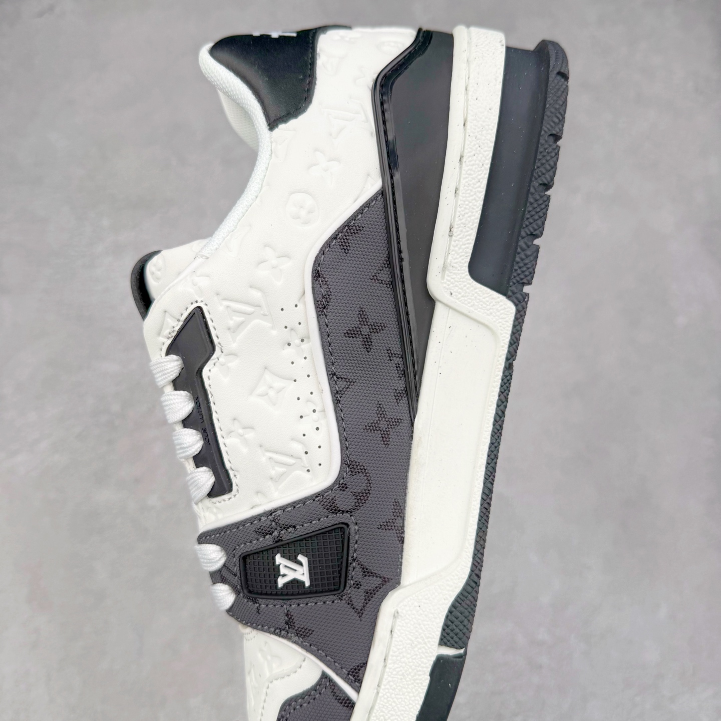 图片[7]-＃TG Louis Vuitton Trainer lv时装走秀运动鞋板鞋 纯白 老外外贸私人订单 口碑实力大厂出品 出货即市场巅峰 全套原纸板楦头开发 原汁原味 完美呈现版型 原数据独家私模大底 超高清洁度 极限压缩成本 超级跑量款式 全套原楦原纸版原鞋开模 独家磨具开发男女鞋 全网最具灵魂的版型 正确原装黄色鞋盒 正确中底印花 鞋面印花3D高频深度立体 全鞋电脑针车 紧密相连 针距密度一致 环保乳胶注塑鞋垫 厚度脚感还原原版 皮面裁剪部位 统一油边封口工艺 原装橡胶大底含胶量大底组合零偏差 专柜全套包装 防尘袋 说明书 质保卡 尺码：35 36 37 38 39 40 41 42 43 44 45-选品中心