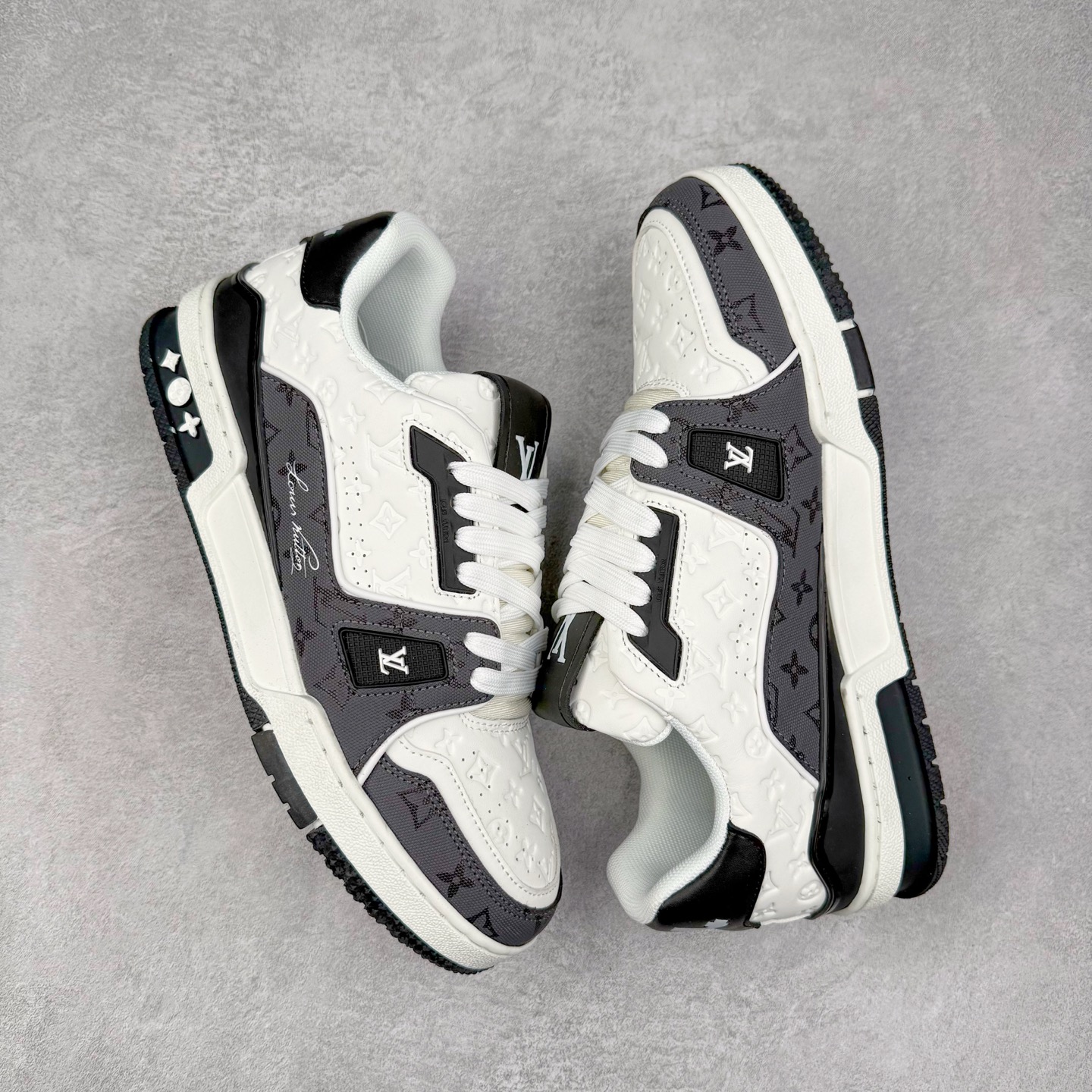 图片[3]-＃TG Louis Vuitton Trainer lv时装走秀运动鞋板鞋 纯白 老外外贸私人订单 口碑实力大厂出品 出货即市场巅峰 全套原纸板楦头开发 原汁原味 完美呈现版型 原数据独家私模大底 超高清洁度 极限压缩成本 超级跑量款式 全套原楦原纸版原鞋开模 独家磨具开发男女鞋 全网最具灵魂的版型 正确原装黄色鞋盒 正确中底印花 鞋面印花3D高频深度立体 全鞋电脑针车 紧密相连 针距密度一致 环保乳胶注塑鞋垫 厚度脚感还原原版 皮面裁剪部位 统一油边封口工艺 原装橡胶大底含胶量大底组合零偏差 专柜全套包装 防尘袋 说明书 质保卡 尺码：35 36 37 38 39 40 41 42 43 44 45-选品中心