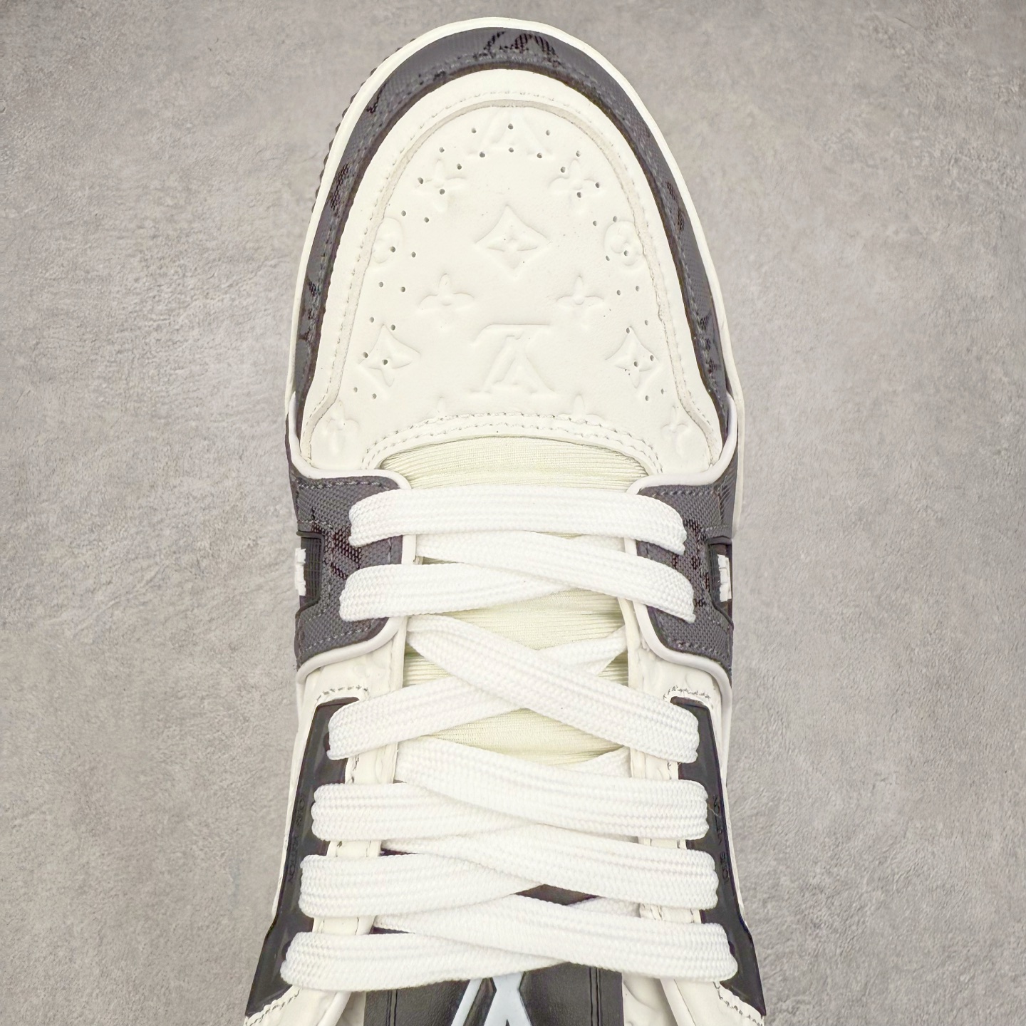 图片[4]-＃TG Louis Vuitton Trainer lv时装走秀运动鞋板鞋 纯白 老外外贸私人订单 口碑实力大厂出品 出货即市场巅峰 全套原纸板楦头开发 原汁原味 完美呈现版型 原数据独家私模大底 超高清洁度 极限压缩成本 超级跑量款式 全套原楦原纸版原鞋开模 独家磨具开发男女鞋 全网最具灵魂的版型 正确原装黄色鞋盒 正确中底印花 鞋面印花3D高频深度立体 全鞋电脑针车 紧密相连 针距密度一致 环保乳胶注塑鞋垫 厚度脚感还原原版 皮面裁剪部位 统一油边封口工艺 原装橡胶大底含胶量大底组合零偏差 专柜全套包装 防尘袋 说明书 质保卡 尺码：35 36 37 38 39 40 41 42 43 44 45-选品中心