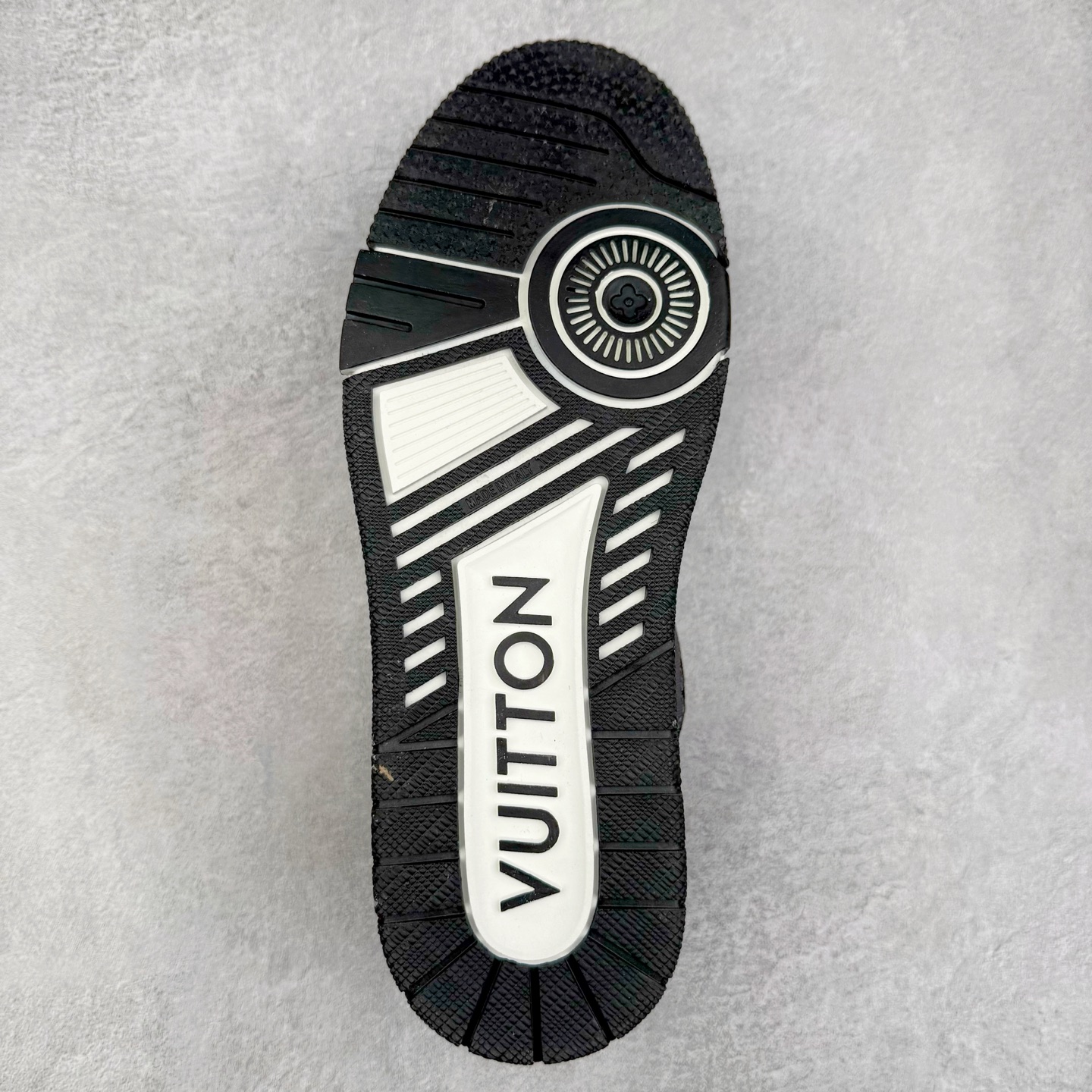 图片[9]-＃TG Louis Vuitton Trainer lv时装走秀运动鞋板鞋 纯白 老外外贸私人订单 口碑实力大厂出品 出货即市场巅峰 全套原纸板楦头开发 原汁原味 完美呈现版型 原数据独家私模大底 超高清洁度 极限压缩成本 超级跑量款式 全套原楦原纸版原鞋开模 独家磨具开发男女鞋 全网最具灵魂的版型 正确原装黄色鞋盒 正确中底印花 鞋面印花3D高频深度立体 全鞋电脑针车 紧密相连 针距密度一致 环保乳胶注塑鞋垫 厚度脚感还原原版 皮面裁剪部位 统一油边封口工艺 原装橡胶大底含胶量大底组合零偏差 专柜全套包装 防尘袋 说明书 质保卡 尺码：35 36 37 38 39 40 41 42 43 44 45-选品中心