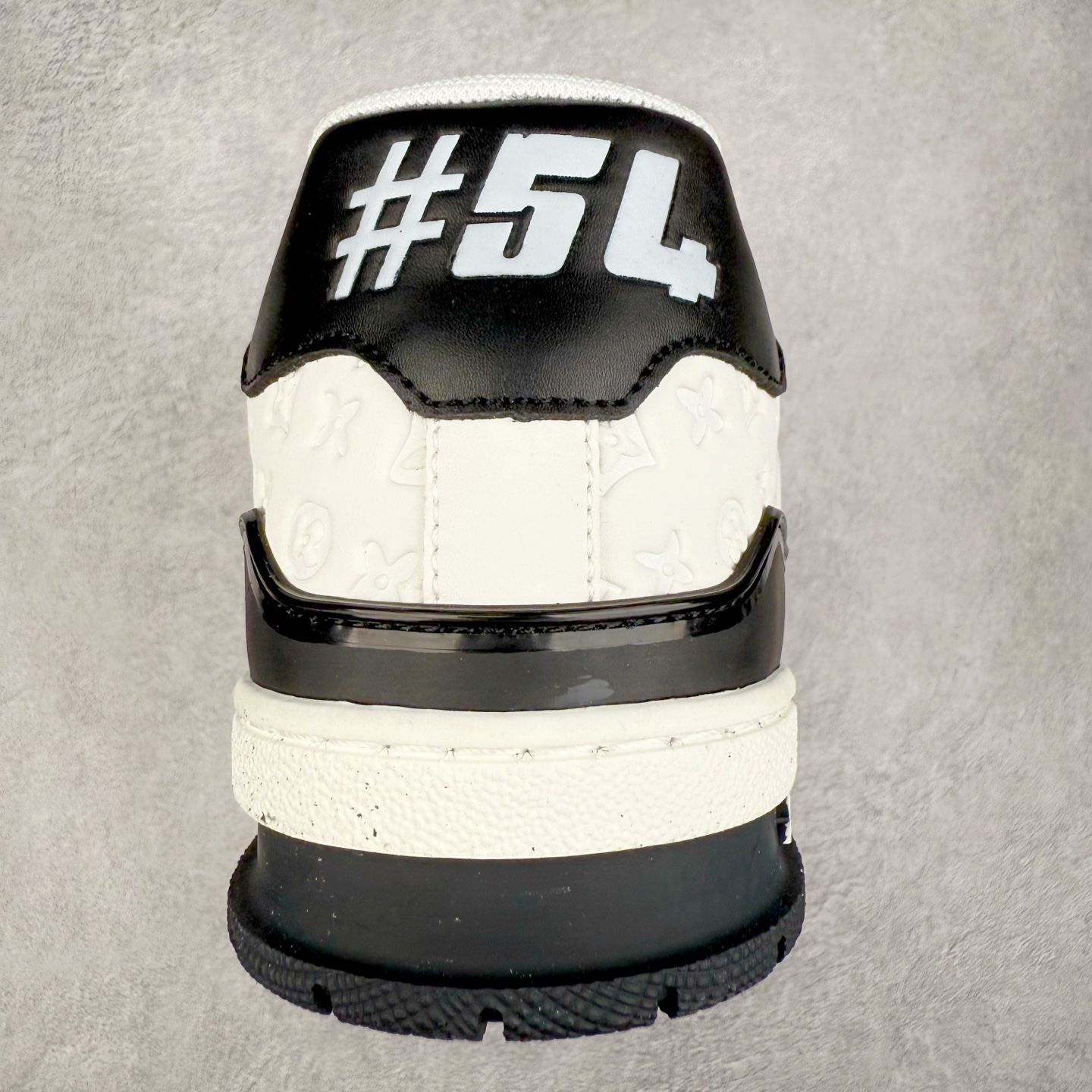 图片[8]-＃TG Louis Vuitton Trainer lv时装走秀运动鞋板鞋 纯白 老外外贸私人订单 口碑实力大厂出品 出货即市场巅峰 全套原纸板楦头开发 原汁原味 完美呈现版型 原数据独家私模大底 超高清洁度 极限压缩成本 超级跑量款式 全套原楦原纸版原鞋开模 独家磨具开发男女鞋 全网最具灵魂的版型 正确原装黄色鞋盒 正确中底印花 鞋面印花3D高频深度立体 全鞋电脑针车 紧密相连 针距密度一致 环保乳胶注塑鞋垫 厚度脚感还原原版 皮面裁剪部位 统一油边封口工艺 原装橡胶大底含胶量大底组合零偏差 专柜全套包装 防尘袋 说明书 质保卡 尺码：35 36 37 38 39 40 41 42 43 44 45-选品中心