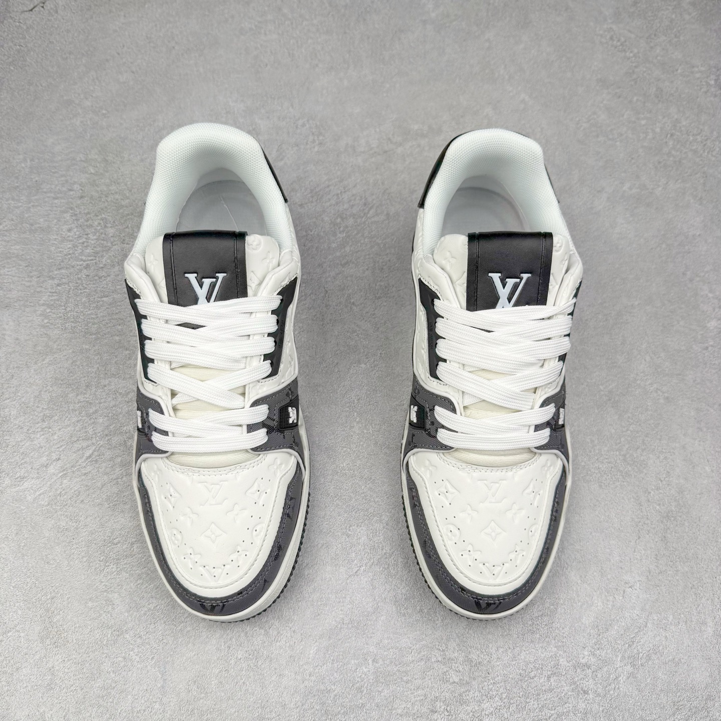 图片[2]-＃TG Louis Vuitton Trainer lv时装走秀运动鞋板鞋 纯白 老外外贸私人订单 口碑实力大厂出品 出货即市场巅峰 全套原纸板楦头开发 原汁原味 完美呈现版型 原数据独家私模大底 超高清洁度 极限压缩成本 超级跑量款式 全套原楦原纸版原鞋开模 独家磨具开发男女鞋 全网最具灵魂的版型 正确原装黄色鞋盒 正确中底印花 鞋面印花3D高频深度立体 全鞋电脑针车 紧密相连 针距密度一致 环保乳胶注塑鞋垫 厚度脚感还原原版 皮面裁剪部位 统一油边封口工艺 原装橡胶大底含胶量大底组合零偏差 专柜全套包装 防尘袋 说明书 质保卡 尺码：35 36 37 38 39 40 41 42 43 44 45-选品中心