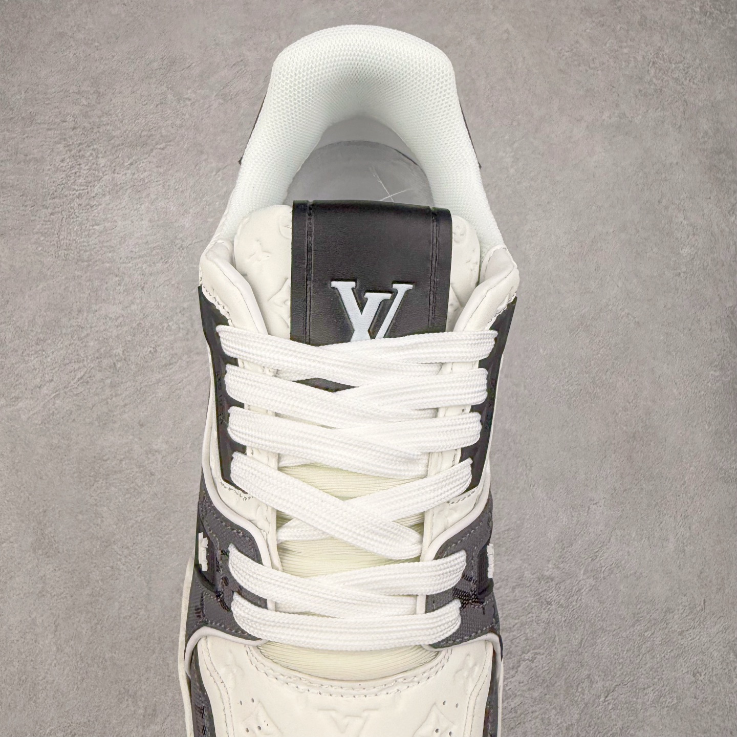 图片[5]-＃TG Louis Vuitton Trainer lv时装走秀运动鞋板鞋 纯白 老外外贸私人订单 口碑实力大厂出品 出货即市场巅峰 全套原纸板楦头开发 原汁原味 完美呈现版型 原数据独家私模大底 超高清洁度 极限压缩成本 超级跑量款式 全套原楦原纸版原鞋开模 独家磨具开发男女鞋 全网最具灵魂的版型 正确原装黄色鞋盒 正确中底印花 鞋面印花3D高频深度立体 全鞋电脑针车 紧密相连 针距密度一致 环保乳胶注塑鞋垫 厚度脚感还原原版 皮面裁剪部位 统一油边封口工艺 原装橡胶大底含胶量大底组合零偏差 专柜全套包装 防尘袋 说明书 质保卡 尺码：35 36 37 38 39 40 41 42 43 44 45-选品中心