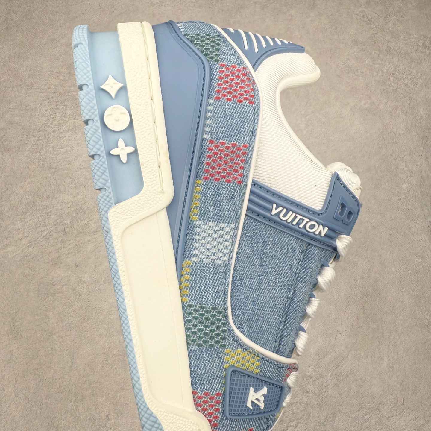 图片[6]-＃TG Louis Vuitton Trainer lv时装走秀运动鞋板鞋 纯白 老外外贸私人订单 口碑实力大厂出品 出货即市场巅峰 全套原纸板楦头开发 原汁原味 完美呈现版型 原数据独家私模大底 超高清洁度 极限压缩成本 超级跑量款式 全套原楦原纸版原鞋开模 独家磨具开发男女鞋 全网最具灵魂的版型 正确原装黄色鞋盒 正确中底印花 鞋面印花3D高频深度立体 全鞋电脑针车 紧密相连 针距密度一致 环保乳胶注塑鞋垫 厚度脚感还原原版 皮面裁剪部位 统一油边封口工艺 原装橡胶大底含胶量大底组合零偏差 专柜全套包装 防尘袋 说明书 质保卡 尺码：35 36 37 38 39 40 41 42 43 44 45-选品中心