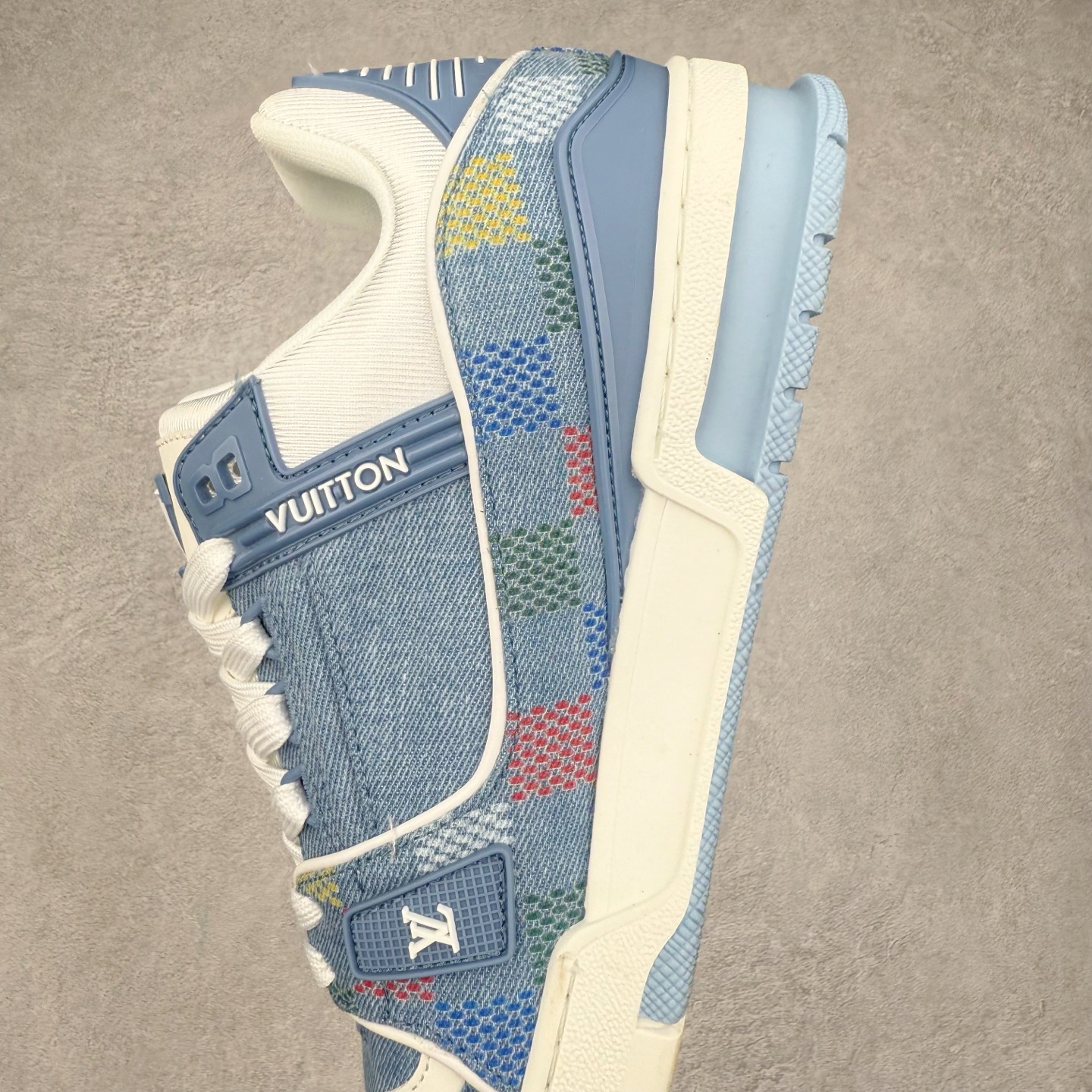 图片[7]-＃TG Louis Vuitton Trainer lv时装走秀运动鞋板鞋 纯白 老外外贸私人订单 口碑实力大厂出品 出货即市场巅峰 全套原纸板楦头开发 原汁原味 完美呈现版型 原数据独家私模大底 超高清洁度 极限压缩成本 超级跑量款式 全套原楦原纸版原鞋开模 独家磨具开发男女鞋 全网最具灵魂的版型 正确原装黄色鞋盒 正确中底印花 鞋面印花3D高频深度立体 全鞋电脑针车 紧密相连 针距密度一致 环保乳胶注塑鞋垫 厚度脚感还原原版 皮面裁剪部位 统一油边封口工艺 原装橡胶大底含胶量大底组合零偏差 专柜全套包装 防尘袋 说明书 质保卡 尺码：35 36 37 38 39 40 41 42 43 44 45-选品中心