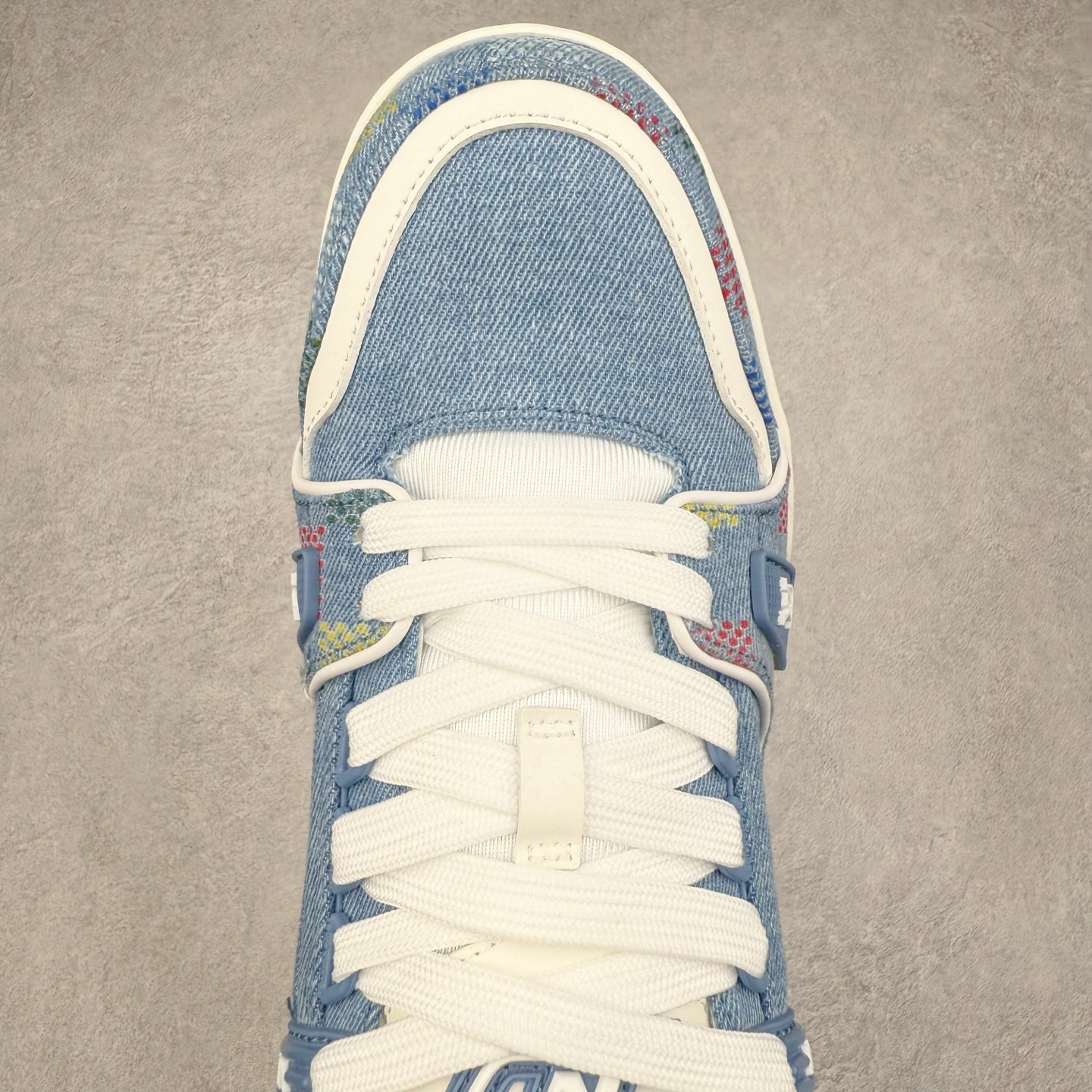 图片[4]-＃TG Louis Vuitton Trainer lv时装走秀运动鞋板鞋 纯白 老外外贸私人订单 口碑实力大厂出品 出货即市场巅峰 全套原纸板楦头开发 原汁原味 完美呈现版型 原数据独家私模大底 超高清洁度 极限压缩成本 超级跑量款式 全套原楦原纸版原鞋开模 独家磨具开发男女鞋 全网最具灵魂的版型 正确原装黄色鞋盒 正确中底印花 鞋面印花3D高频深度立体 全鞋电脑针车 紧密相连 针距密度一致 环保乳胶注塑鞋垫 厚度脚感还原原版 皮面裁剪部位 统一油边封口工艺 原装橡胶大底含胶量大底组合零偏差 专柜全套包装 防尘袋 说明书 质保卡 尺码：35 36 37 38 39 40 41 42 43 44 45-选品中心