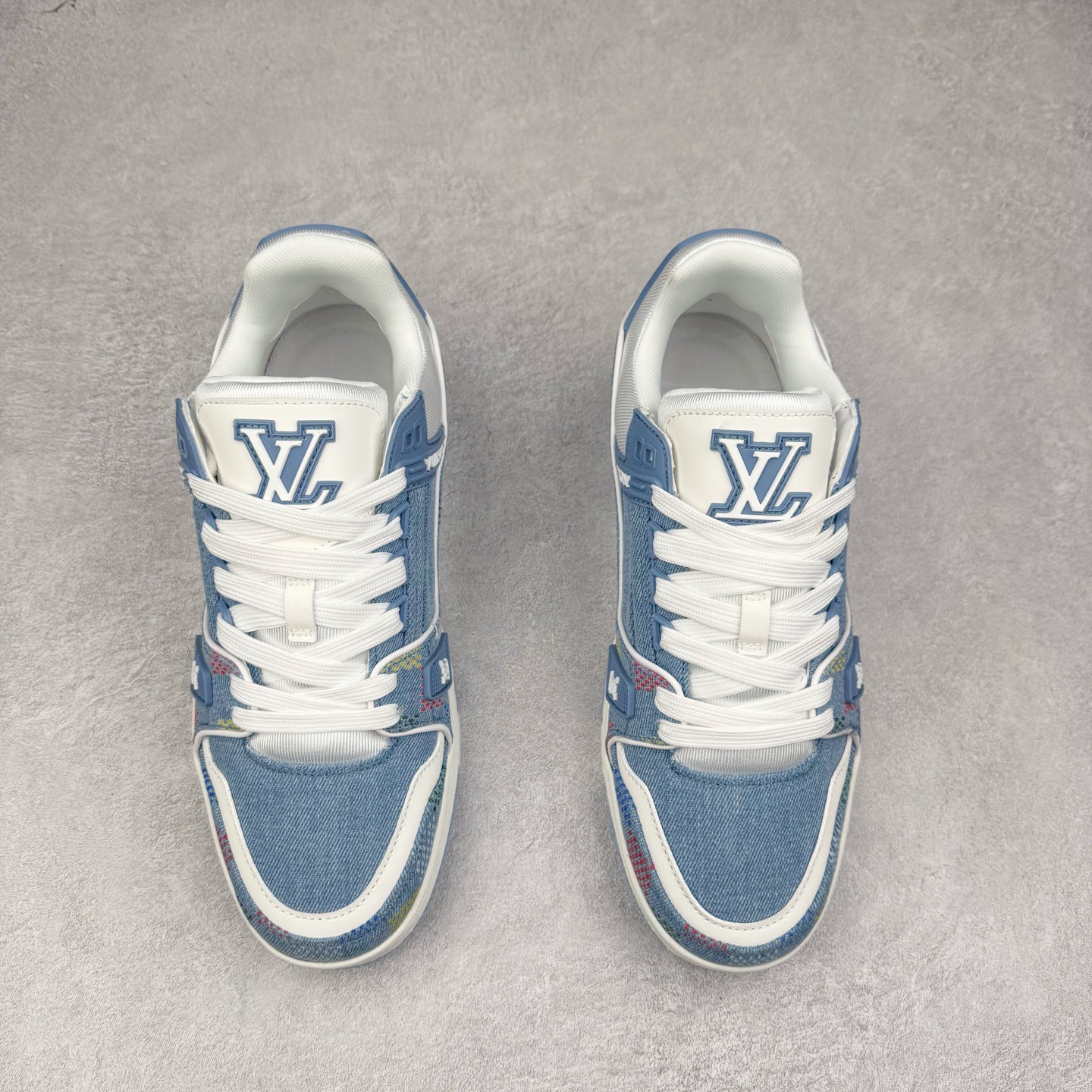 图片[2]-＃TG Louis Vuitton Trainer lv时装走秀运动鞋板鞋 纯白 老外外贸私人订单 口碑实力大厂出品 出货即市场巅峰 全套原纸板楦头开发 原汁原味 完美呈现版型 原数据独家私模大底 超高清洁度 极限压缩成本 超级跑量款式 全套原楦原纸版原鞋开模 独家磨具开发男女鞋 全网最具灵魂的版型 正确原装黄色鞋盒 正确中底印花 鞋面印花3D高频深度立体 全鞋电脑针车 紧密相连 针距密度一致 环保乳胶注塑鞋垫 厚度脚感还原原版 皮面裁剪部位 统一油边封口工艺 原装橡胶大底含胶量大底组合零偏差 专柜全套包装 防尘袋 说明书 质保卡 尺码：35 36 37 38 39 40 41 42 43 44 45-选品中心