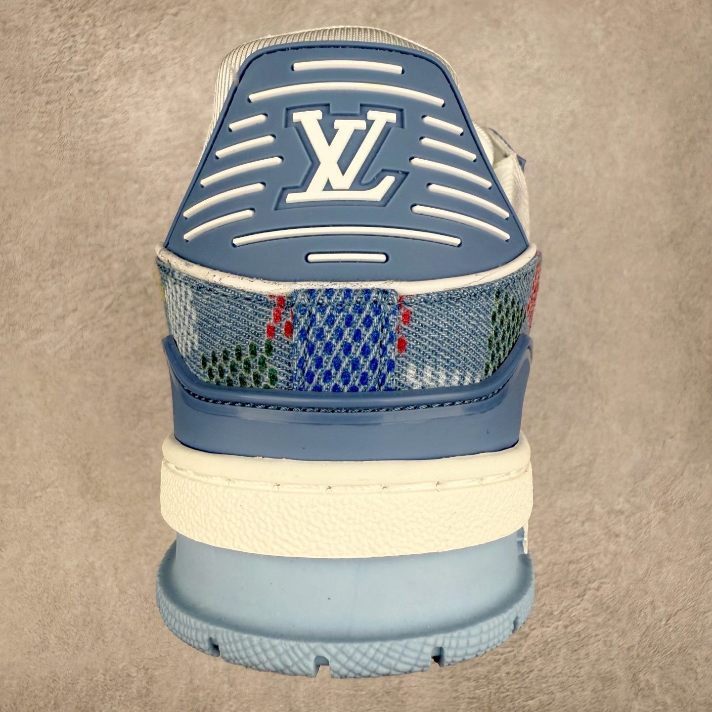 图片[8]-＃TG Louis Vuitton Trainer lv时装走秀运动鞋板鞋 纯白 老外外贸私人订单 口碑实力大厂出品 出货即市场巅峰 全套原纸板楦头开发 原汁原味 完美呈现版型 原数据独家私模大底 超高清洁度 极限压缩成本 超级跑量款式 全套原楦原纸版原鞋开模 独家磨具开发男女鞋 全网最具灵魂的版型 正确原装黄色鞋盒 正确中底印花 鞋面印花3D高频深度立体 全鞋电脑针车 紧密相连 针距密度一致 环保乳胶注塑鞋垫 厚度脚感还原原版 皮面裁剪部位 统一油边封口工艺 原装橡胶大底含胶量大底组合零偏差 专柜全套包装 防尘袋 说明书 质保卡 尺码：35 36 37 38 39 40 41 42 43 44 45-选品中心