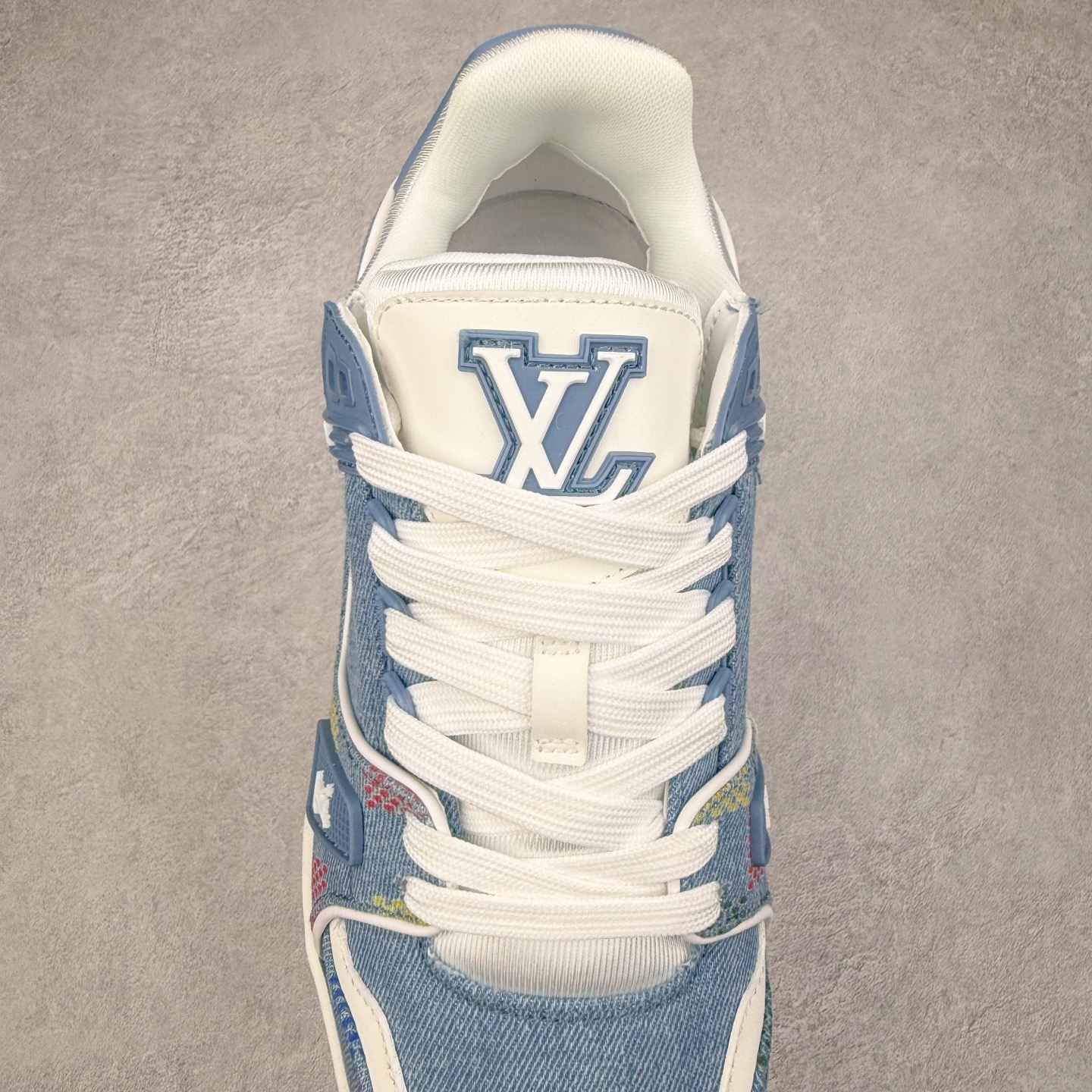 图片[5]-＃TG Louis Vuitton Trainer lv时装走秀运动鞋板鞋 纯白 老外外贸私人订单 口碑实力大厂出品 出货即市场巅峰 全套原纸板楦头开发 原汁原味 完美呈现版型 原数据独家私模大底 超高清洁度 极限压缩成本 超级跑量款式 全套原楦原纸版原鞋开模 独家磨具开发男女鞋 全网最具灵魂的版型 正确原装黄色鞋盒 正确中底印花 鞋面印花3D高频深度立体 全鞋电脑针车 紧密相连 针距密度一致 环保乳胶注塑鞋垫 厚度脚感还原原版 皮面裁剪部位 统一油边封口工艺 原装橡胶大底含胶量大底组合零偏差 专柜全套包装 防尘袋 说明书 质保卡 尺码：35 36 37 38 39 40 41 42 43 44 45-选品中心