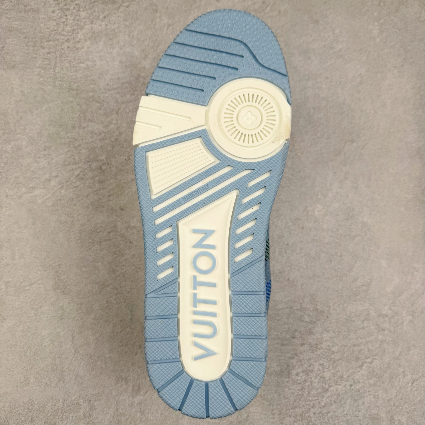 图片[9]-＃TG Louis Vuitton Trainer lv时装走秀运动鞋板鞋 纯白 老外外贸私人订单 口碑实力大厂出品 出货即市场巅峰 全套原纸板楦头开发 原汁原味 完美呈现版型 原数据独家私模大底 超高清洁度 极限压缩成本 超级跑量款式 全套原楦原纸版原鞋开模 独家磨具开发男女鞋 全网最具灵魂的版型 正确原装黄色鞋盒 正确中底印花 鞋面印花3D高频深度立体 全鞋电脑针车 紧密相连 针距密度一致 环保乳胶注塑鞋垫 厚度脚感还原原版 皮面裁剪部位 统一油边封口工艺 原装橡胶大底含胶量大底组合零偏差 专柜全套包装 防尘袋 说明书 质保卡 尺码：35 36 37 38 39 40 41 42 43 44 45-选品中心