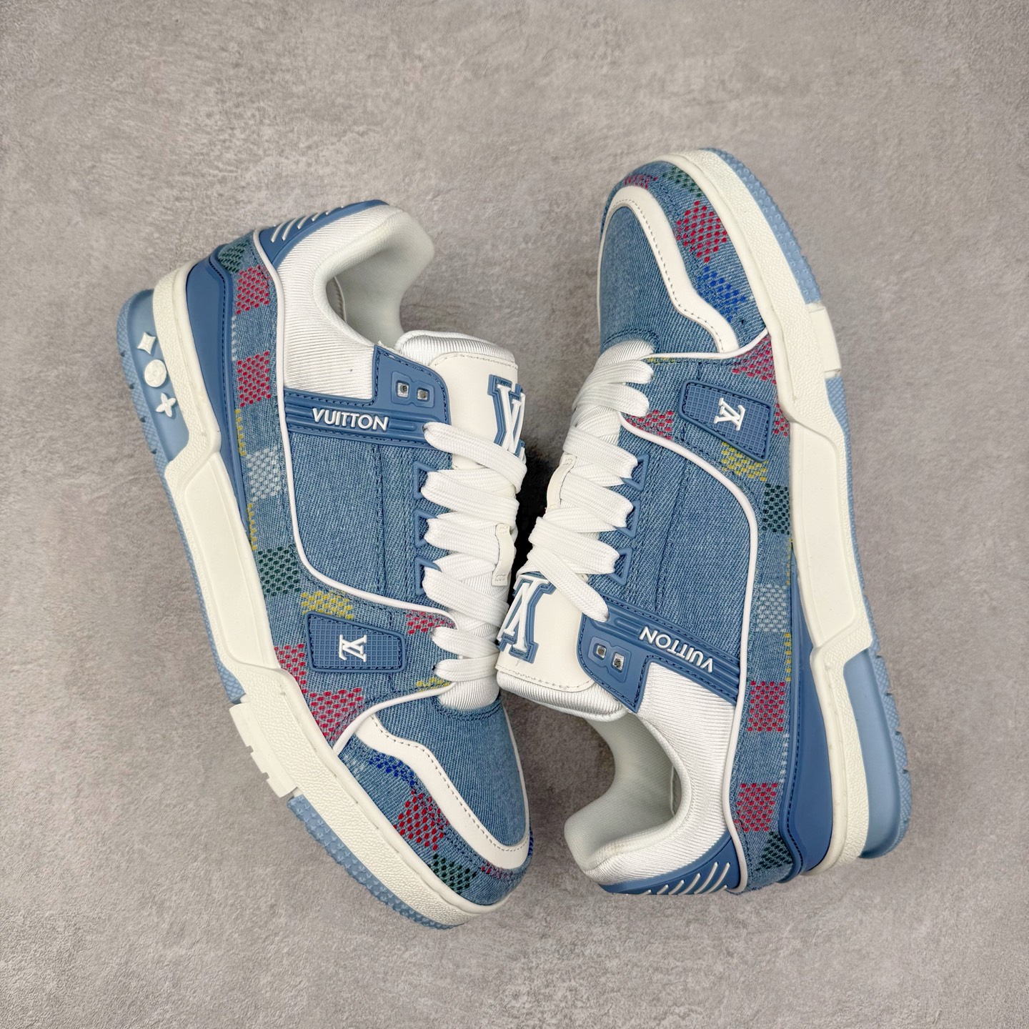 图片[3]-＃TG Louis Vuitton Trainer lv时装走秀运动鞋板鞋 纯白 老外外贸私人订单 口碑实力大厂出品 出货即市场巅峰 全套原纸板楦头开发 原汁原味 完美呈现版型 原数据独家私模大底 超高清洁度 极限压缩成本 超级跑量款式 全套原楦原纸版原鞋开模 独家磨具开发男女鞋 全网最具灵魂的版型 正确原装黄色鞋盒 正确中底印花 鞋面印花3D高频深度立体 全鞋电脑针车 紧密相连 针距密度一致 环保乳胶注塑鞋垫 厚度脚感还原原版 皮面裁剪部位 统一油边封口工艺 原装橡胶大底含胶量大底组合零偏差 专柜全套包装 防尘袋 说明书 质保卡 尺码：35 36 37 38 39 40 41 42 43 44 45-选品中心