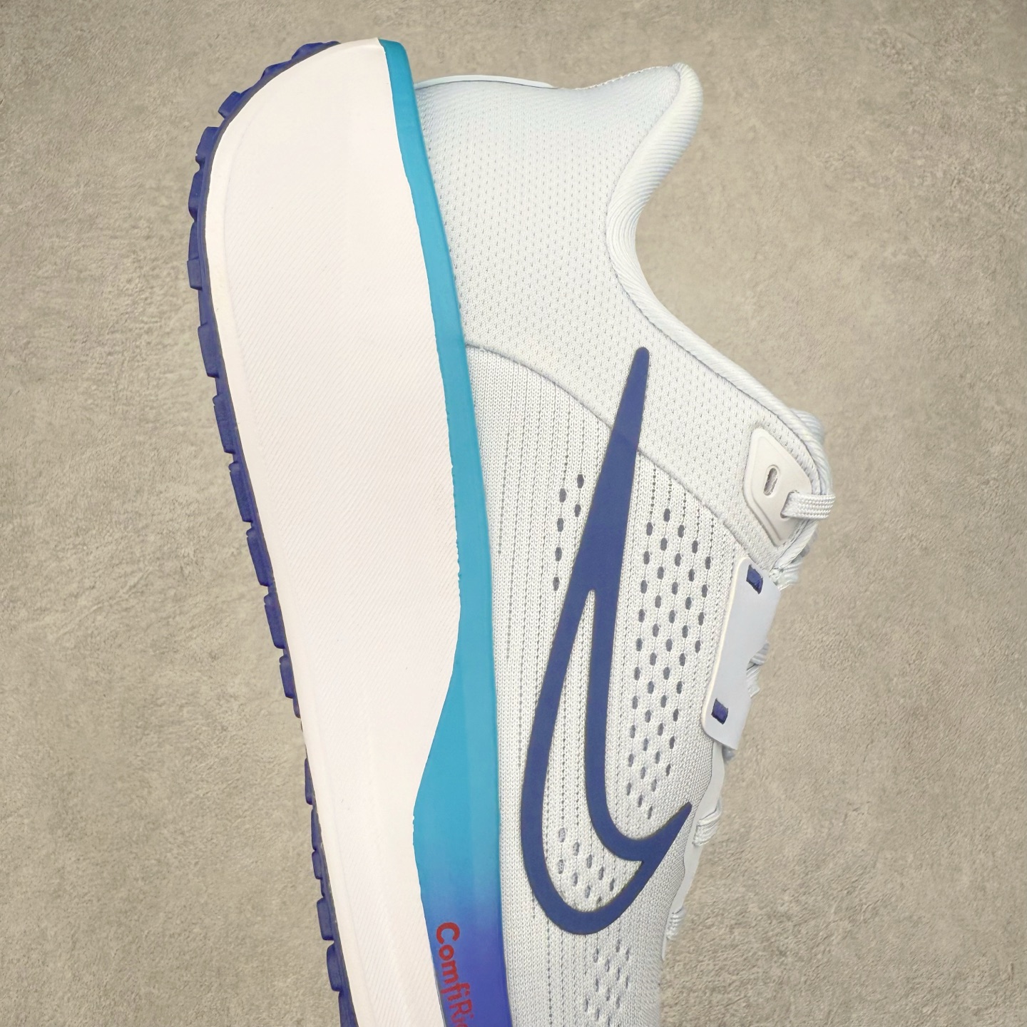 图片[6]-＃特价福利 NK Zoom Pegasus 飞马41代马拉松系列网面透气缓震疾速跑鞋 拥有 Zoom Air 一如既往的稳定感和流畅感 鞋面采用工程网眼设计 为特定高热区域营造出色透气性 进一步增加鞋面的穿孔数量 让足部能够快速散热 中足搭配 Flywire 飞线 在高速运动时营造舒适稳定的贴合感 内置Zoon气垫加持 动力十足 尺码：36 36.5 37.5 38 38.5 39 40 40.5 41 42 42.5 43 44 44.5 45-选品中心