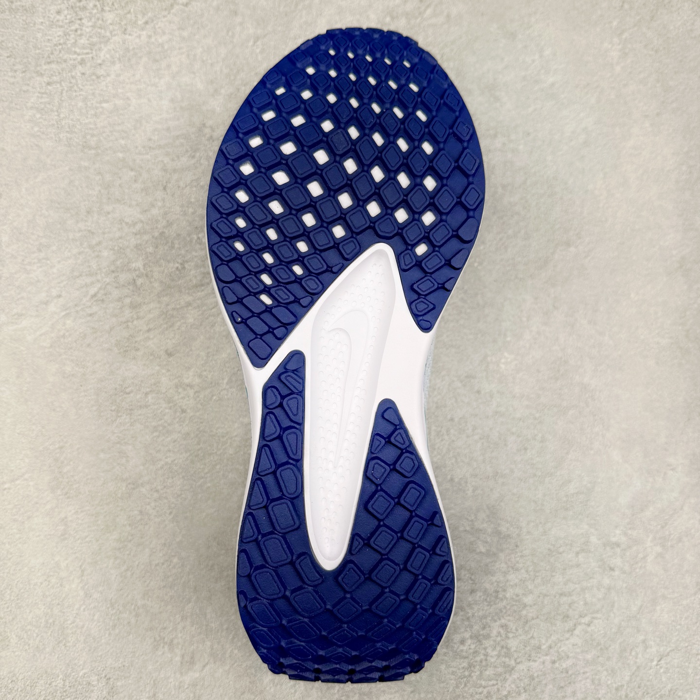 图片[9]-＃特价福利 NK Zoom Pegasus 飞马41代马拉松系列网面透气缓震疾速跑鞋 拥有 Zoom Air 一如既往的稳定感和流畅感 鞋面采用工程网眼设计 为特定高热区域营造出色透气性 进一步增加鞋面的穿孔数量 让足部能够快速散热 中足搭配 Flywire 飞线 在高速运动时营造舒适稳定的贴合感 内置Zoon气垫加持 动力十足 尺码：36 36.5 37.5 38 38.5 39 40 40.5 41 42 42.5 43 44 44.5 45-选品中心