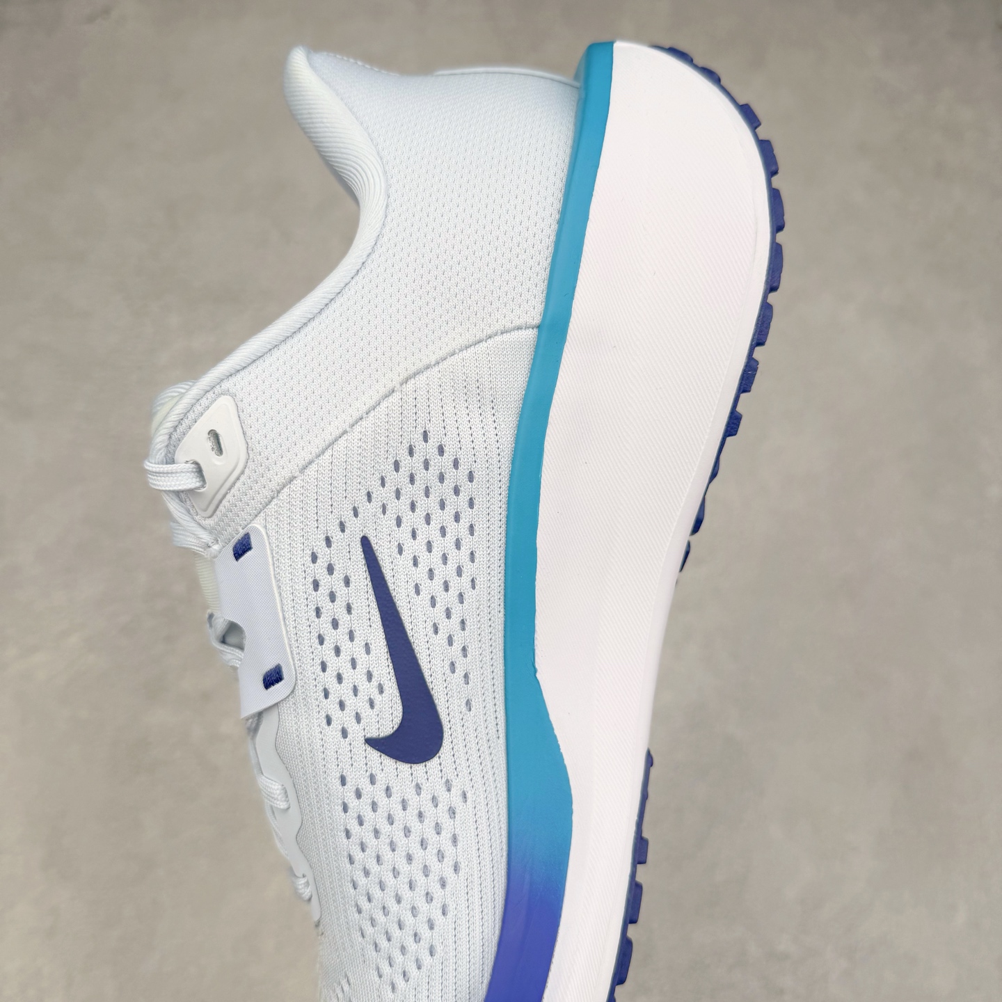 图片[7]-＃特价福利 NK Zoom Pegasus 飞马41代马拉松系列网面透气缓震疾速跑鞋 拥有 Zoom Air 一如既往的稳定感和流畅感 鞋面采用工程网眼设计 为特定高热区域营造出色透气性 进一步增加鞋面的穿孔数量 让足部能够快速散热 中足搭配 Flywire 飞线 在高速运动时营造舒适稳定的贴合感 内置Zoon气垫加持 动力十足 尺码：36 36.5 37.5 38 38.5 39 40 40.5 41 42 42.5 43 44 44.5 45-选品中心