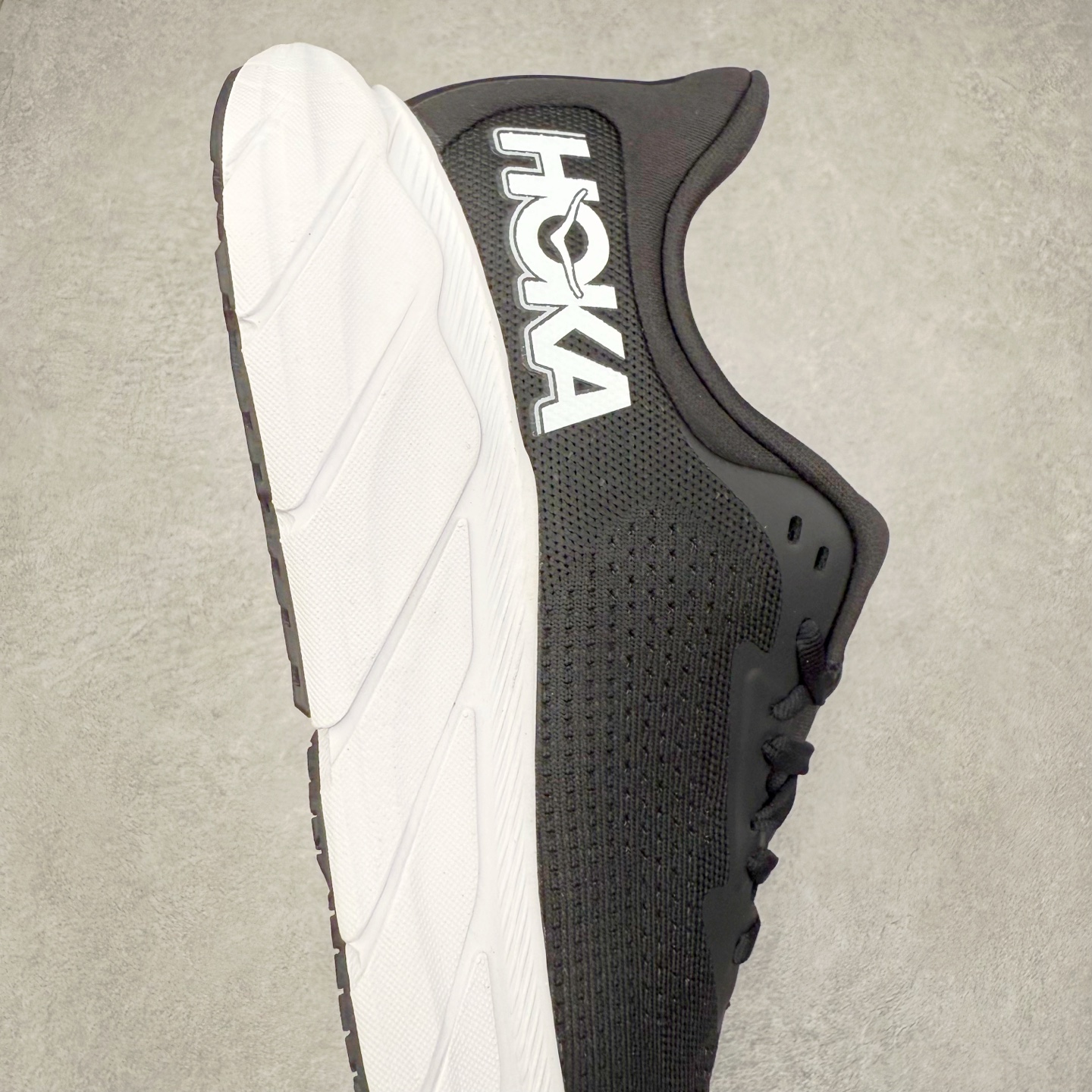 图片[6]-HOKA ONE ONE Arahi 7 舒适柔软防滑耐磨 低帮休闲跑步鞋 HOKA ONE ONE是来自美国的跑步鞋知名品牌，创立于2009年，始终致力于为所有跑者提供更新、更好的跑步装备。相比常规跑鞋，HOKA ONE ONE特别研发使用性能独特的几何形跑鞋中底，此种鞋底更厚、更高、回弹性也更好，除了卓越的缓冲性能，它还能为各种阶段的跑者带来更具动感、更加稳定的跑步体验。HOKAONE ONE从设计之初就清楚意识到，要保证跑者步幅的均匀一致，双脚自然而然的运动至关重要。实拍调校N版已经零色差零失真 百分百还原实物色彩所见即所得 不存在货不对板色差等低级问题 选购参考实物拍摄 不混卖不参货 只用心做好货严格选品 承诺混一赔十 尺码：36 36.5 37.5 38 38.5 39 40 40.5 41 42 42.5 43 44 44.5 45-选品中心