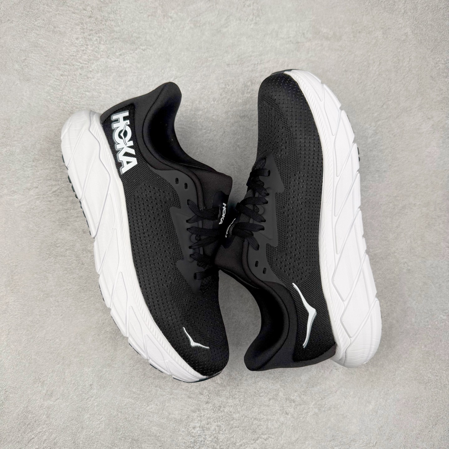 图片[3]-HOKA ONE ONE Arahi 7 舒适柔软防滑耐磨 低帮休闲跑步鞋 HOKA ONE ONE是来自美国的跑步鞋知名品牌，创立于2009年，始终致力于为所有跑者提供更新、更好的跑步装备。相比常规跑鞋，HOKA ONE ONE特别研发使用性能独特的几何形跑鞋中底，此种鞋底更厚、更高、回弹性也更好，除了卓越的缓冲性能，它还能为各种阶段的跑者带来更具动感、更加稳定的跑步体验。HOKAONE ONE从设计之初就清楚意识到，要保证跑者步幅的均匀一致，双脚自然而然的运动至关重要。实拍调校N版已经零色差零失真 百分百还原实物色彩所见即所得 不存在货不对板色差等低级问题 选购参考实物拍摄 不混卖不参货 只用心做好货严格选品 承诺混一赔十 尺码：36 36.5 37.5 38 38.5 39 40 40.5 41 42 42.5 43 44 44.5 45-选品中心