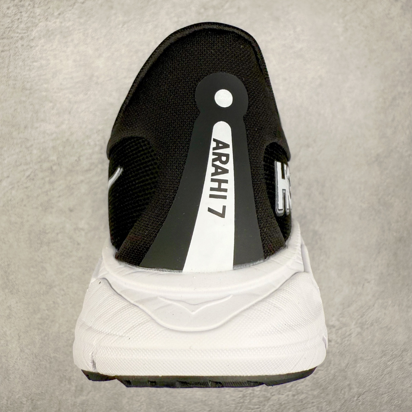 图片[8]-HOKA ONE ONE Arahi 7 舒适柔软防滑耐磨 低帮休闲跑步鞋 HOKA ONE ONE是来自美国的跑步鞋知名品牌，创立于2009年，始终致力于为所有跑者提供更新、更好的跑步装备。相比常规跑鞋，HOKA ONE ONE特别研发使用性能独特的几何形跑鞋中底，此种鞋底更厚、更高、回弹性也更好，除了卓越的缓冲性能，它还能为各种阶段的跑者带来更具动感、更加稳定的跑步体验。HOKAONE ONE从设计之初就清楚意识到，要保证跑者步幅的均匀一致，双脚自然而然的运动至关重要。实拍调校N版已经零色差零失真 百分百还原实物色彩所见即所得 不存在货不对板色差等低级问题 选购参考实物拍摄 不混卖不参货 只用心做好货严格选品 承诺混一赔十 尺码：36 36.5 37.5 38 38.5 39 40 40.5 41 42 42.5 43 44 44.5 45-选品中心