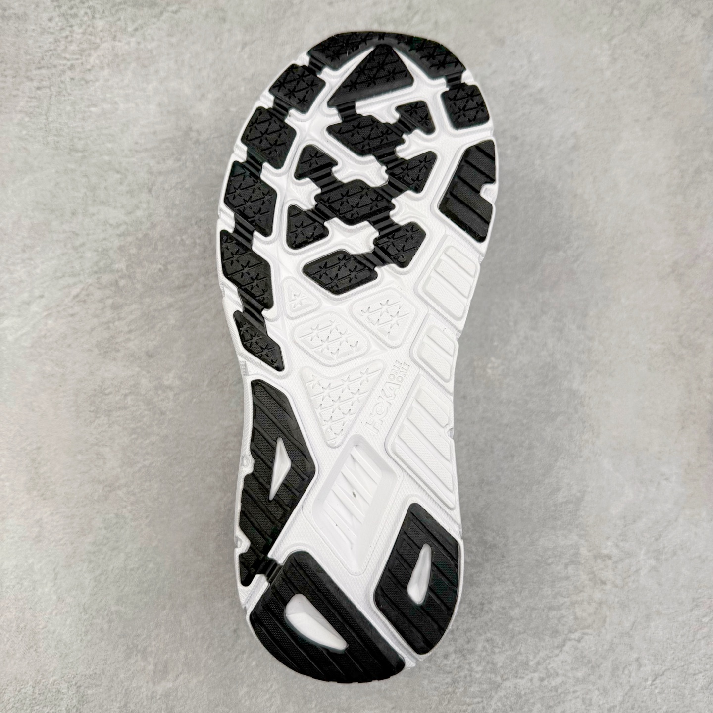 图片[9]-HOKA ONE ONE Arahi 7 舒适柔软防滑耐磨 低帮休闲跑步鞋 HOKA ONE ONE是来自美国的跑步鞋知名品牌，创立于2009年，始终致力于为所有跑者提供更新、更好的跑步装备。相比常规跑鞋，HOKA ONE ONE特别研发使用性能独特的几何形跑鞋中底，此种鞋底更厚、更高、回弹性也更好，除了卓越的缓冲性能，它还能为各种阶段的跑者带来更具动感、更加稳定的跑步体验。HOKAONE ONE从设计之初就清楚意识到，要保证跑者步幅的均匀一致，双脚自然而然的运动至关重要。实拍调校N版已经零色差零失真 百分百还原实物色彩所见即所得 不存在货不对板色差等低级问题 选购参考实物拍摄 不混卖不参货 只用心做好货严格选品 承诺混一赔十 尺码：36 36.5 37.5 38 38.5 39 40 40.5 41 42 42.5 43 44 44.5 45-选品中心