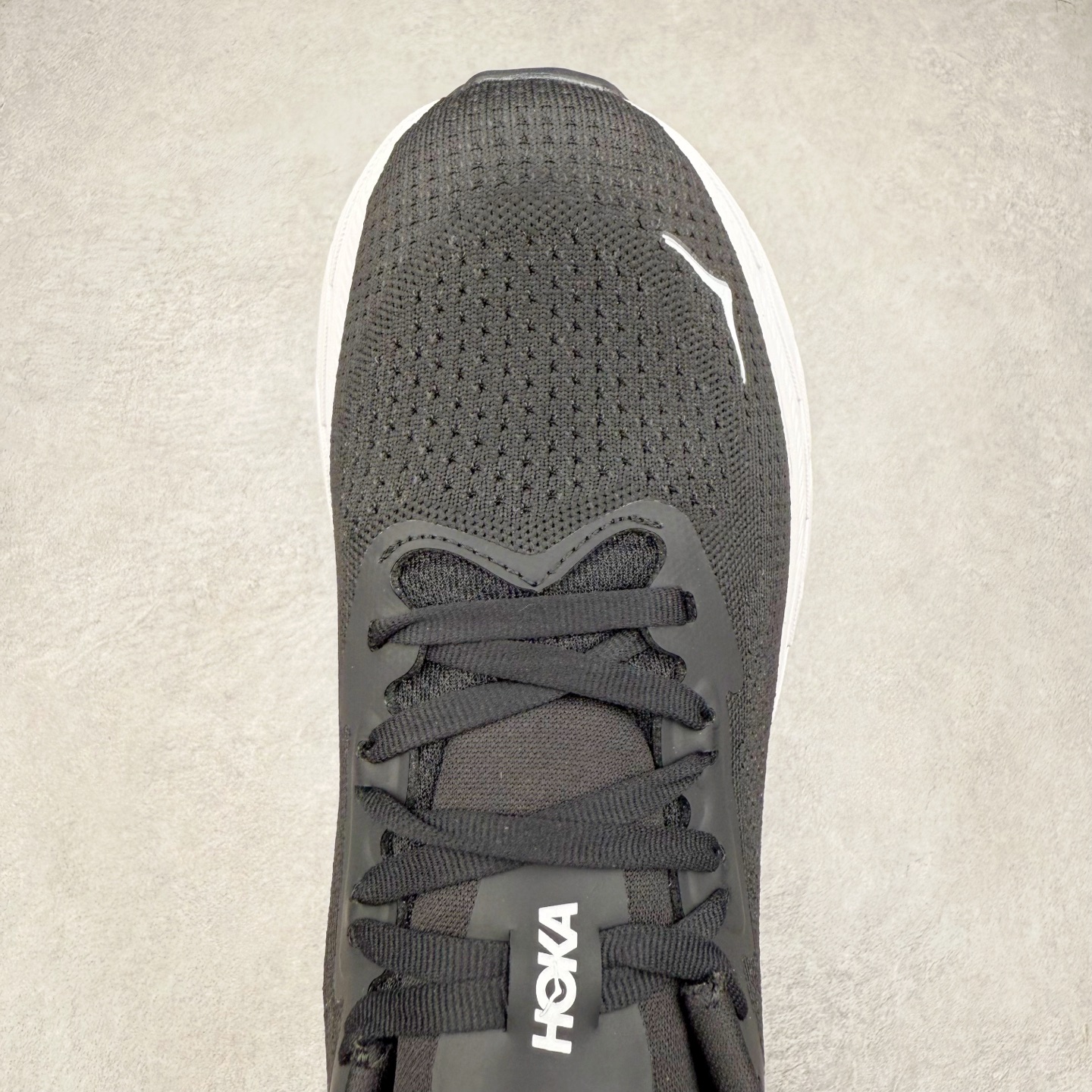 图片[4]-HOKA ONE ONE Arahi 7 舒适柔软防滑耐磨 低帮休闲跑步鞋 HOKA ONE ONE是来自美国的跑步鞋知名品牌，创立于2009年，始终致力于为所有跑者提供更新、更好的跑步装备。相比常规跑鞋，HOKA ONE ONE特别研发使用性能独特的几何形跑鞋中底，此种鞋底更厚、更高、回弹性也更好，除了卓越的缓冲性能，它还能为各种阶段的跑者带来更具动感、更加稳定的跑步体验。HOKAONE ONE从设计之初就清楚意识到，要保证跑者步幅的均匀一致，双脚自然而然的运动至关重要。实拍调校N版已经零色差零失真 百分百还原实物色彩所见即所得 不存在货不对板色差等低级问题 选购参考实物拍摄 不混卖不参货 只用心做好货严格选品 承诺混一赔十 尺码：36 36.5 37.5 38 38.5 39 40 40.5 41 42 42.5 43 44 44.5 45-选品中心