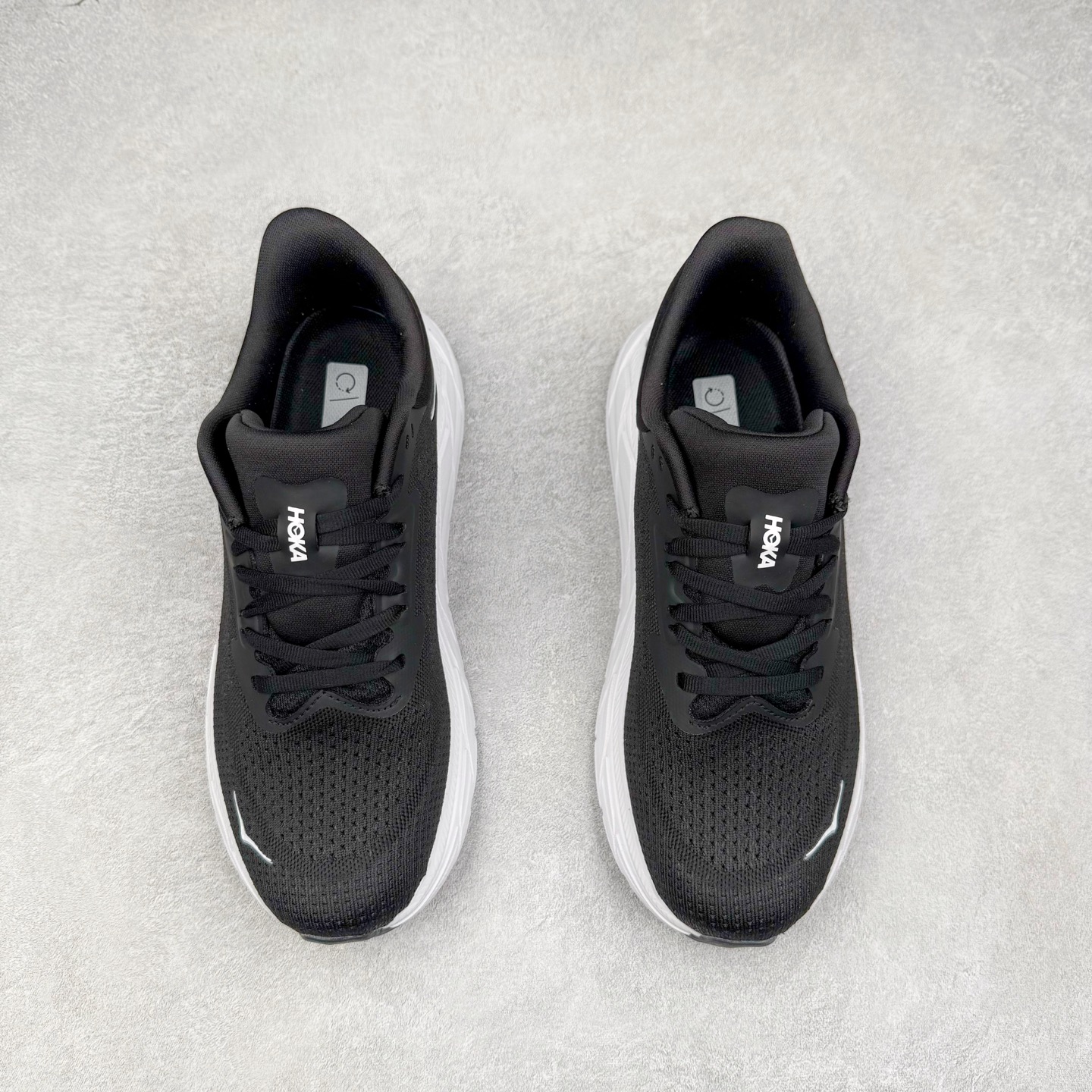 图片[2]-HOKA ONE ONE Arahi 7 舒适柔软防滑耐磨 低帮休闲跑步鞋 HOKA ONE ONE是来自美国的跑步鞋知名品牌，创立于2009年，始终致力于为所有跑者提供更新、更好的跑步装备。相比常规跑鞋，HOKA ONE ONE特别研发使用性能独特的几何形跑鞋中底，此种鞋底更厚、更高、回弹性也更好，除了卓越的缓冲性能，它还能为各种阶段的跑者带来更具动感、更加稳定的跑步体验。HOKAONE ONE从设计之初就清楚意识到，要保证跑者步幅的均匀一致，双脚自然而然的运动至关重要。实拍调校N版已经零色差零失真 百分百还原实物色彩所见即所得 不存在货不对板色差等低级问题 选购参考实物拍摄 不混卖不参货 只用心做好货严格选品 承诺混一赔十 尺码：36 36.5 37.5 38 38.5 39 40 40.5 41 42 42.5 43 44 44.5 45-选品中心