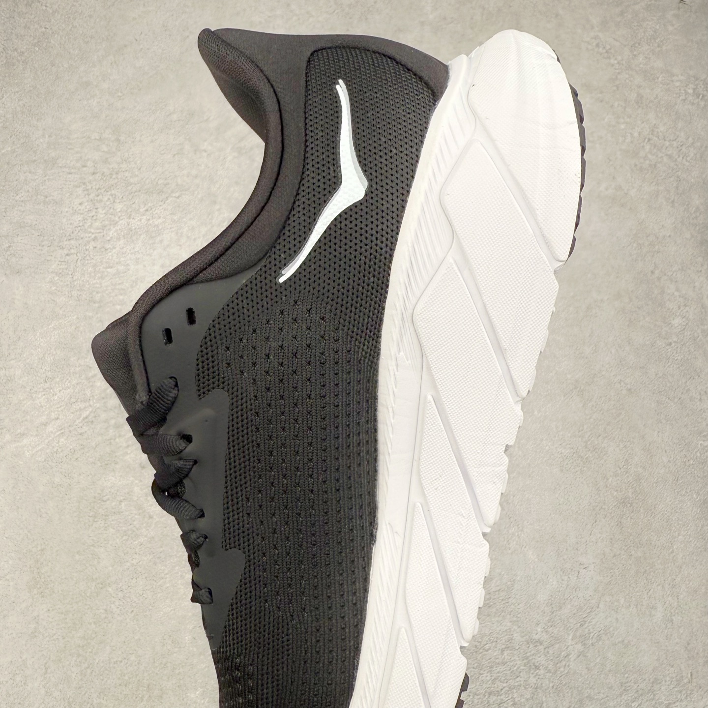 图片[7]-HOKA ONE ONE Arahi 7 舒适柔软防滑耐磨 低帮休闲跑步鞋 HOKA ONE ONE是来自美国的跑步鞋知名品牌，创立于2009年，始终致力于为所有跑者提供更新、更好的跑步装备。相比常规跑鞋，HOKA ONE ONE特别研发使用性能独特的几何形跑鞋中底，此种鞋底更厚、更高、回弹性也更好，除了卓越的缓冲性能，它还能为各种阶段的跑者带来更具动感、更加稳定的跑步体验。HOKAONE ONE从设计之初就清楚意识到，要保证跑者步幅的均匀一致，双脚自然而然的运动至关重要。实拍调校N版已经零色差零失真 百分百还原实物色彩所见即所得 不存在货不对板色差等低级问题 选购参考实物拍摄 不混卖不参货 只用心做好货严格选品 承诺混一赔十 尺码：36 36.5 37.5 38 38.5 39 40 40.5 41 42 42.5 43 44 44.5 45-选品中心