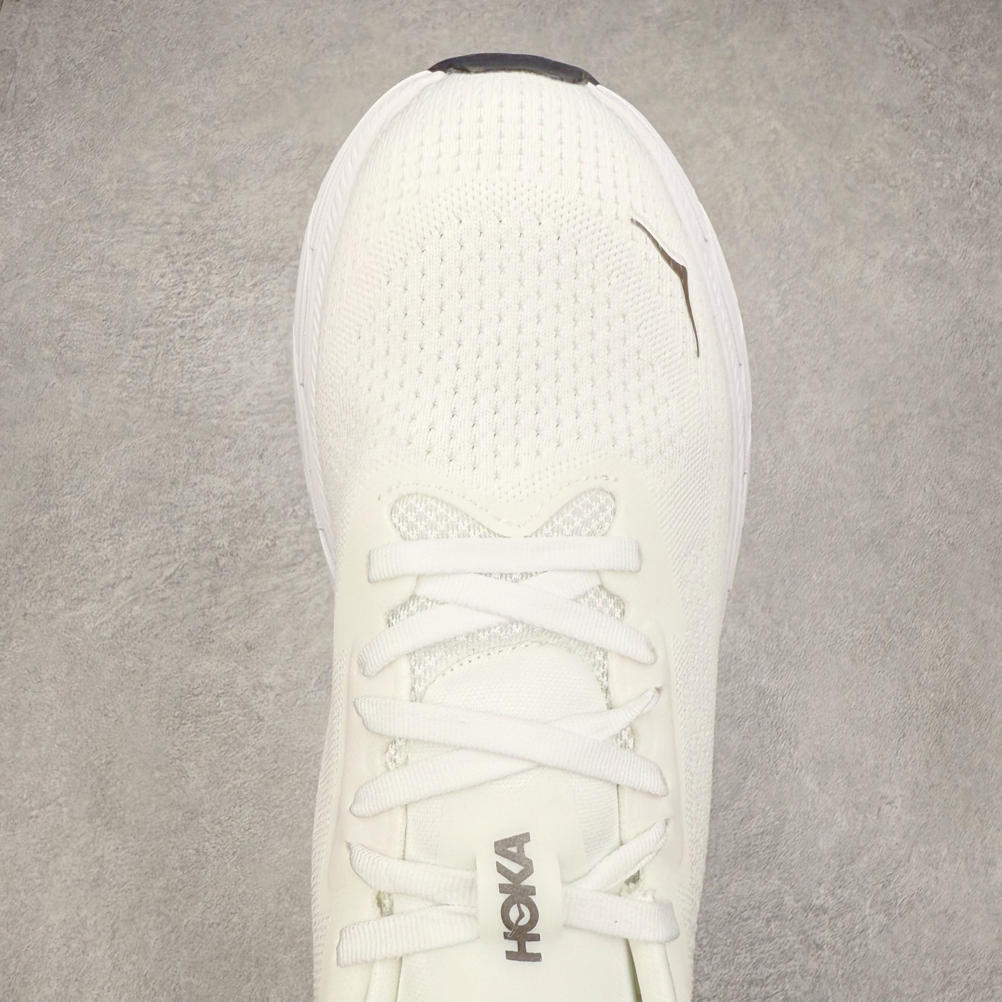 图片[4]-HOKA ONE ONE Arahi 7 舒适柔软防滑耐磨 低帮休闲跑步鞋 HOKA ONE ONE是来自美国的跑步鞋知名品牌，创立于2009年，始终致力于为所有跑者提供更新、更好的跑步装备。相比常规跑鞋，HOKA ONE ONE特别研发使用性能独特的几何形跑鞋中底，此种鞋底更厚、更高、回弹性也更好，除了卓越的缓冲性能，它还能为各种阶段的跑者带来更具动感、更加稳定的跑步体验。HOKAONE ONE从设计之初就清楚意识到，要保证跑者步幅的均匀一致，双脚自然而然的运动至关重要。实拍调校N版已经零色差零失真 百分百还原实物色彩所见即所得 不存在货不对板色差等低级问题 选购参考实物拍摄 不混卖不参货 只用心做好货严格选品 承诺混一赔十 尺码：36 36.5 37.5 38 38.5 39 40 40.5 41 42 42.5 43 44 44.5 45-选品中心