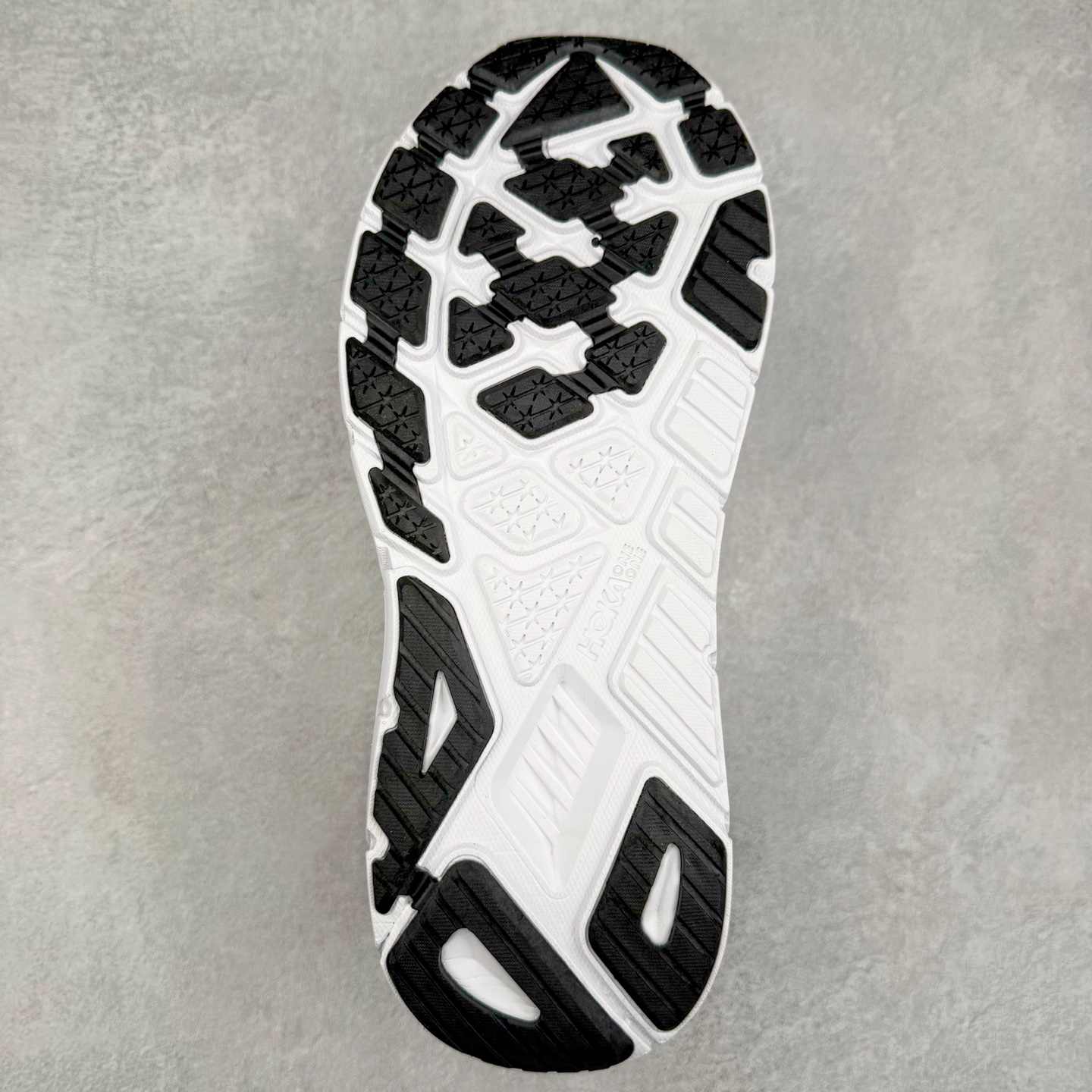 图片[9]-HOKA ONE ONE Arahi 7 舒适柔软防滑耐磨 低帮休闲跑步鞋 HOKA ONE ONE是来自美国的跑步鞋知名品牌，创立于2009年，始终致力于为所有跑者提供更新、更好的跑步装备。相比常规跑鞋，HOKA ONE ONE特别研发使用性能独特的几何形跑鞋中底，此种鞋底更厚、更高、回弹性也更好，除了卓越的缓冲性能，它还能为各种阶段的跑者带来更具动感、更加稳定的跑步体验。HOKAONE ONE从设计之初就清楚意识到，要保证跑者步幅的均匀一致，双脚自然而然的运动至关重要。实拍调校N版已经零色差零失真 百分百还原实物色彩所见即所得 不存在货不对板色差等低级问题 选购参考实物拍摄 不混卖不参货 只用心做好货严格选品 承诺混一赔十 尺码：36 36.5 37.5 38 38.5 39 40 40.5 41 42 42.5 43 44 44.5 45-选品中心