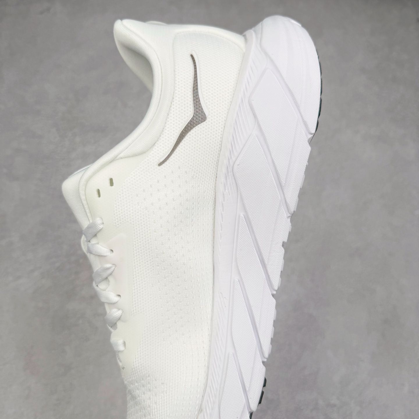 图片[7]-HOKA ONE ONE Arahi 7 舒适柔软防滑耐磨 低帮休闲跑步鞋 HOKA ONE ONE是来自美国的跑步鞋知名品牌，创立于2009年，始终致力于为所有跑者提供更新、更好的跑步装备。相比常规跑鞋，HOKA ONE ONE特别研发使用性能独特的几何形跑鞋中底，此种鞋底更厚、更高、回弹性也更好，除了卓越的缓冲性能，它还能为各种阶段的跑者带来更具动感、更加稳定的跑步体验。HOKAONE ONE从设计之初就清楚意识到，要保证跑者步幅的均匀一致，双脚自然而然的运动至关重要。实拍调校N版已经零色差零失真 百分百还原实物色彩所见即所得 不存在货不对板色差等低级问题 选购参考实物拍摄 不混卖不参货 只用心做好货严格选品 承诺混一赔十 尺码：36 36.5 37.5 38 38.5 39 40 40.5 41 42 42.5 43 44 44.5 45-选品中心