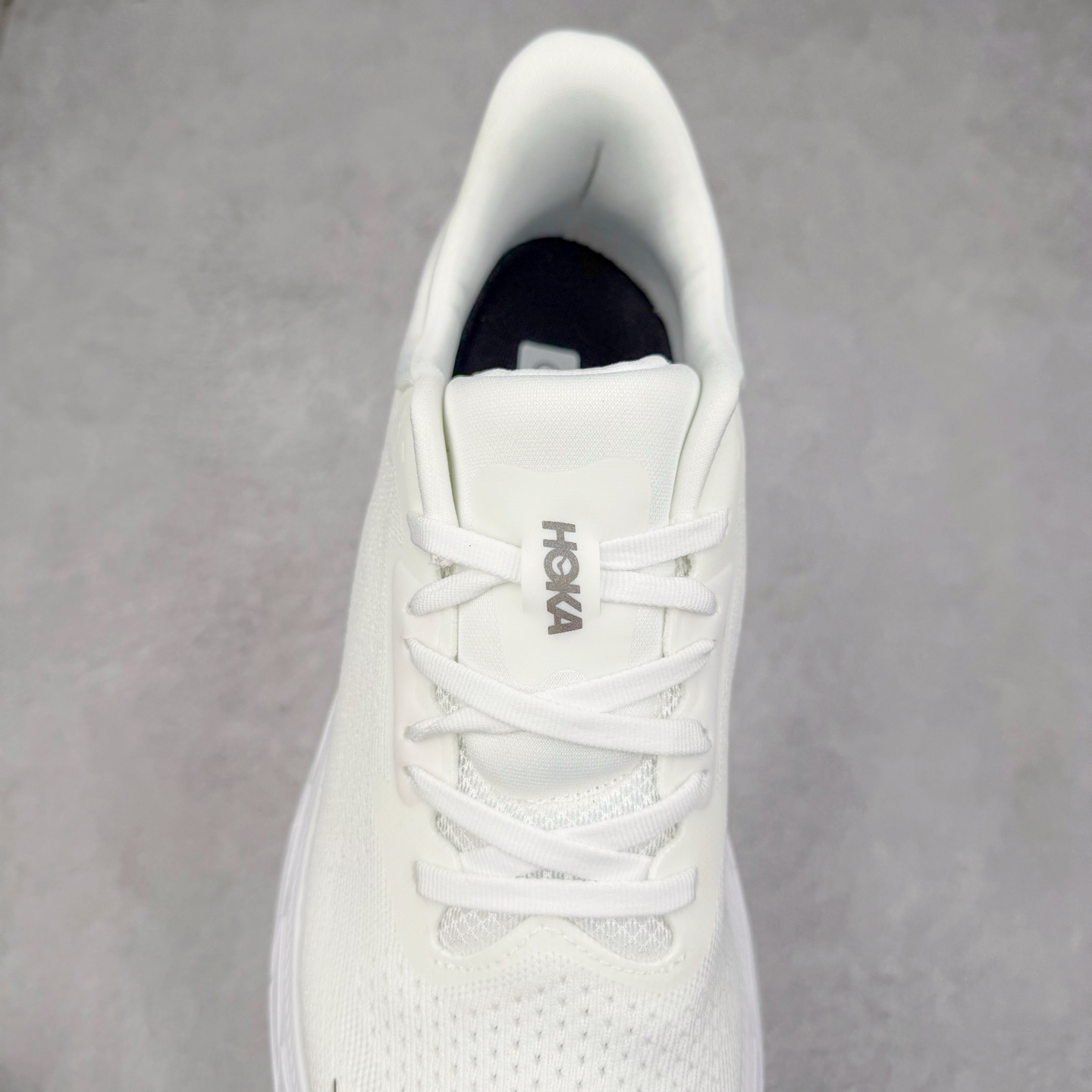 图片[5]-HOKA ONE ONE Arahi 7 舒适柔软防滑耐磨 低帮休闲跑步鞋 HOKA ONE ONE是来自美国的跑步鞋知名品牌，创立于2009年，始终致力于为所有跑者提供更新、更好的跑步装备。相比常规跑鞋，HOKA ONE ONE特别研发使用性能独特的几何形跑鞋中底，此种鞋底更厚、更高、回弹性也更好，除了卓越的缓冲性能，它还能为各种阶段的跑者带来更具动感、更加稳定的跑步体验。HOKAONE ONE从设计之初就清楚意识到，要保证跑者步幅的均匀一致，双脚自然而然的运动至关重要。实拍调校N版已经零色差零失真 百分百还原实物色彩所见即所得 不存在货不对板色差等低级问题 选购参考实物拍摄 不混卖不参货 只用心做好货严格选品 承诺混一赔十 尺码：36 36.5 37.5 38 38.5 39 40 40.5 41 42 42.5 43 44 44.5 45-选品中心