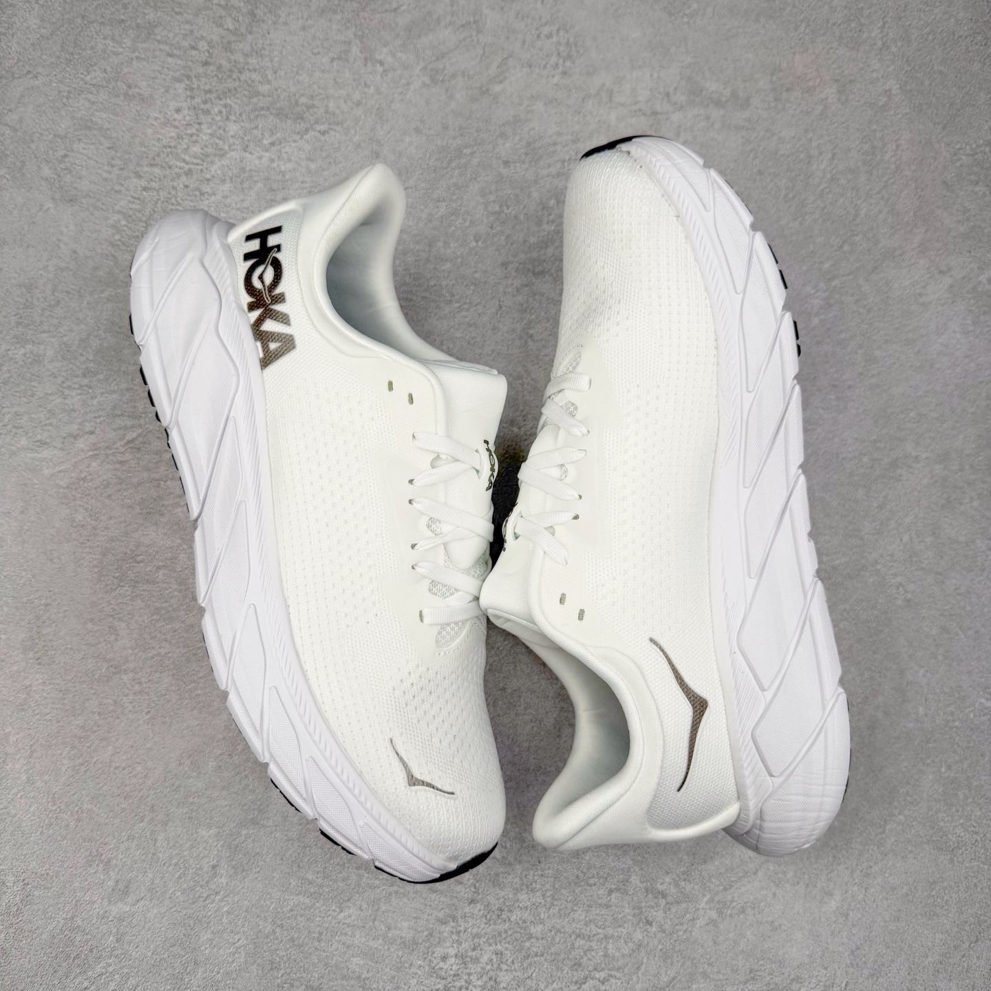 图片[3]-HOKA ONE ONE Arahi 7 舒适柔软防滑耐磨 低帮休闲跑步鞋 HOKA ONE ONE是来自美国的跑步鞋知名品牌，创立于2009年，始终致力于为所有跑者提供更新、更好的跑步装备。相比常规跑鞋，HOKA ONE ONE特别研发使用性能独特的几何形跑鞋中底，此种鞋底更厚、更高、回弹性也更好，除了卓越的缓冲性能，它还能为各种阶段的跑者带来更具动感、更加稳定的跑步体验。HOKAONE ONE从设计之初就清楚意识到，要保证跑者步幅的均匀一致，双脚自然而然的运动至关重要。实拍调校N版已经零色差零失真 百分百还原实物色彩所见即所得 不存在货不对板色差等低级问题 选购参考实物拍摄 不混卖不参货 只用心做好货严格选品 承诺混一赔十 尺码：36 36.5 37.5 38 38.5 39 40 40.5 41 42 42.5 43 44 44.5 45-选品中心