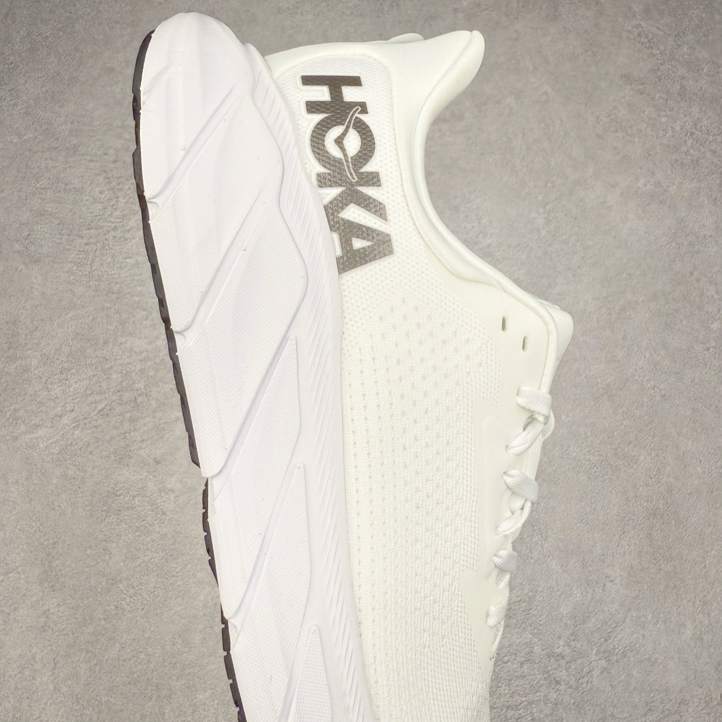 图片[6]-HOKA ONE ONE Arahi 7 舒适柔软防滑耐磨 低帮休闲跑步鞋 HOKA ONE ONE是来自美国的跑步鞋知名品牌，创立于2009年，始终致力于为所有跑者提供更新、更好的跑步装备。相比常规跑鞋，HOKA ONE ONE特别研发使用性能独特的几何形跑鞋中底，此种鞋底更厚、更高、回弹性也更好，除了卓越的缓冲性能，它还能为各种阶段的跑者带来更具动感、更加稳定的跑步体验。HOKAONE ONE从设计之初就清楚意识到，要保证跑者步幅的均匀一致，双脚自然而然的运动至关重要。实拍调校N版已经零色差零失真 百分百还原实物色彩所见即所得 不存在货不对板色差等低级问题 选购参考实物拍摄 不混卖不参货 只用心做好货严格选品 承诺混一赔十 尺码：36 36.5 37.5 38 38.5 39 40 40.5 41 42 42.5 43 44 44.5 45-选品中心
