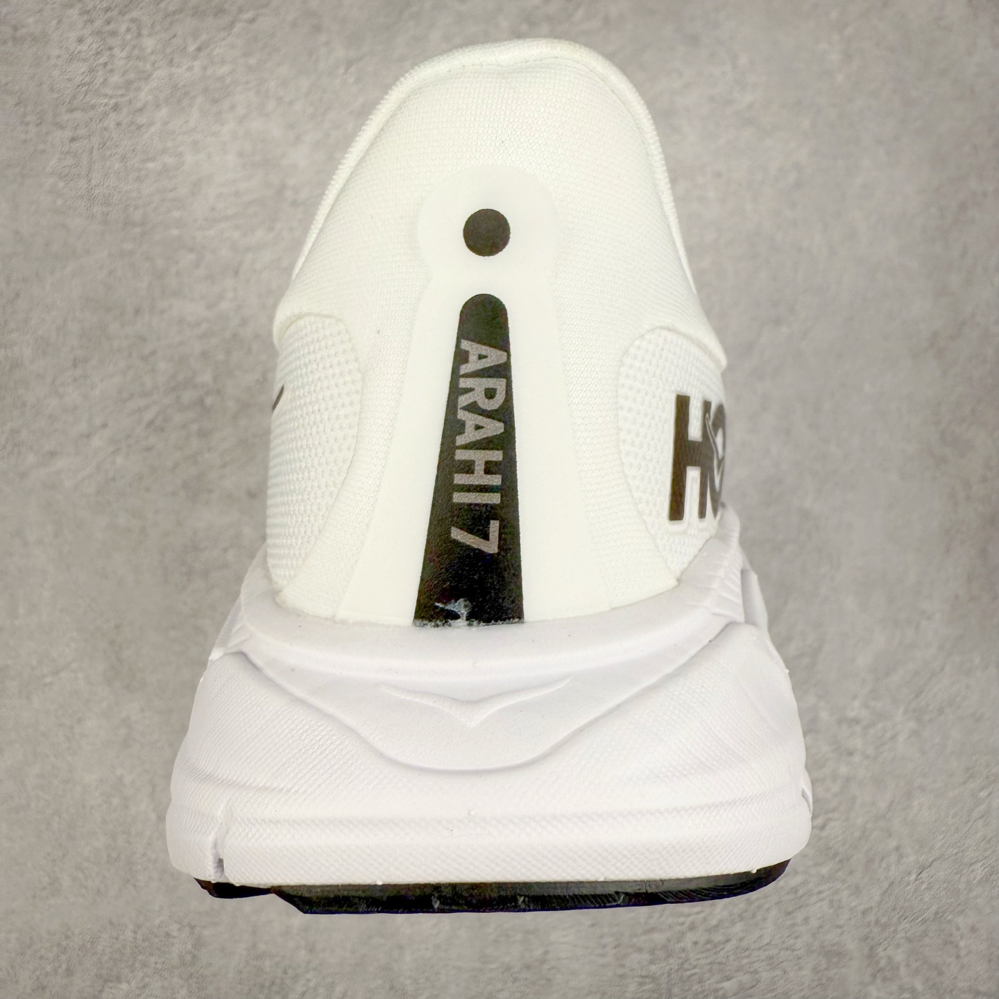 图片[8]-HOKA ONE ONE Arahi 7 舒适柔软防滑耐磨 低帮休闲跑步鞋 HOKA ONE ONE是来自美国的跑步鞋知名品牌，创立于2009年，始终致力于为所有跑者提供更新、更好的跑步装备。相比常规跑鞋，HOKA ONE ONE特别研发使用性能独特的几何形跑鞋中底，此种鞋底更厚、更高、回弹性也更好，除了卓越的缓冲性能，它还能为各种阶段的跑者带来更具动感、更加稳定的跑步体验。HOKAONE ONE从设计之初就清楚意识到，要保证跑者步幅的均匀一致，双脚自然而然的运动至关重要。实拍调校N版已经零色差零失真 百分百还原实物色彩所见即所得 不存在货不对板色差等低级问题 选购参考实物拍摄 不混卖不参货 只用心做好货严格选品 承诺混一赔十 尺码：36 36.5 37.5 38 38.5 39 40 40.5 41 42 42.5 43 44 44.5 45-选品中心