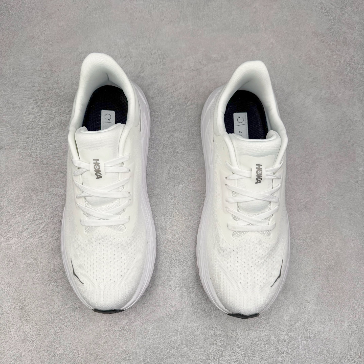 图片[2]-HOKA ONE ONE Arahi 7 舒适柔软防滑耐磨 低帮休闲跑步鞋 HOKA ONE ONE是来自美国的跑步鞋知名品牌，创立于2009年，始终致力于为所有跑者提供更新、更好的跑步装备。相比常规跑鞋，HOKA ONE ONE特别研发使用性能独特的几何形跑鞋中底，此种鞋底更厚、更高、回弹性也更好，除了卓越的缓冲性能，它还能为各种阶段的跑者带来更具动感、更加稳定的跑步体验。HOKAONE ONE从设计之初就清楚意识到，要保证跑者步幅的均匀一致，双脚自然而然的运动至关重要。实拍调校N版已经零色差零失真 百分百还原实物色彩所见即所得 不存在货不对板色差等低级问题 选购参考实物拍摄 不混卖不参货 只用心做好货严格选品 承诺混一赔十 尺码：36 36.5 37.5 38 38.5 39 40 40.5 41 42 42.5 43 44 44.5 45-选品中心